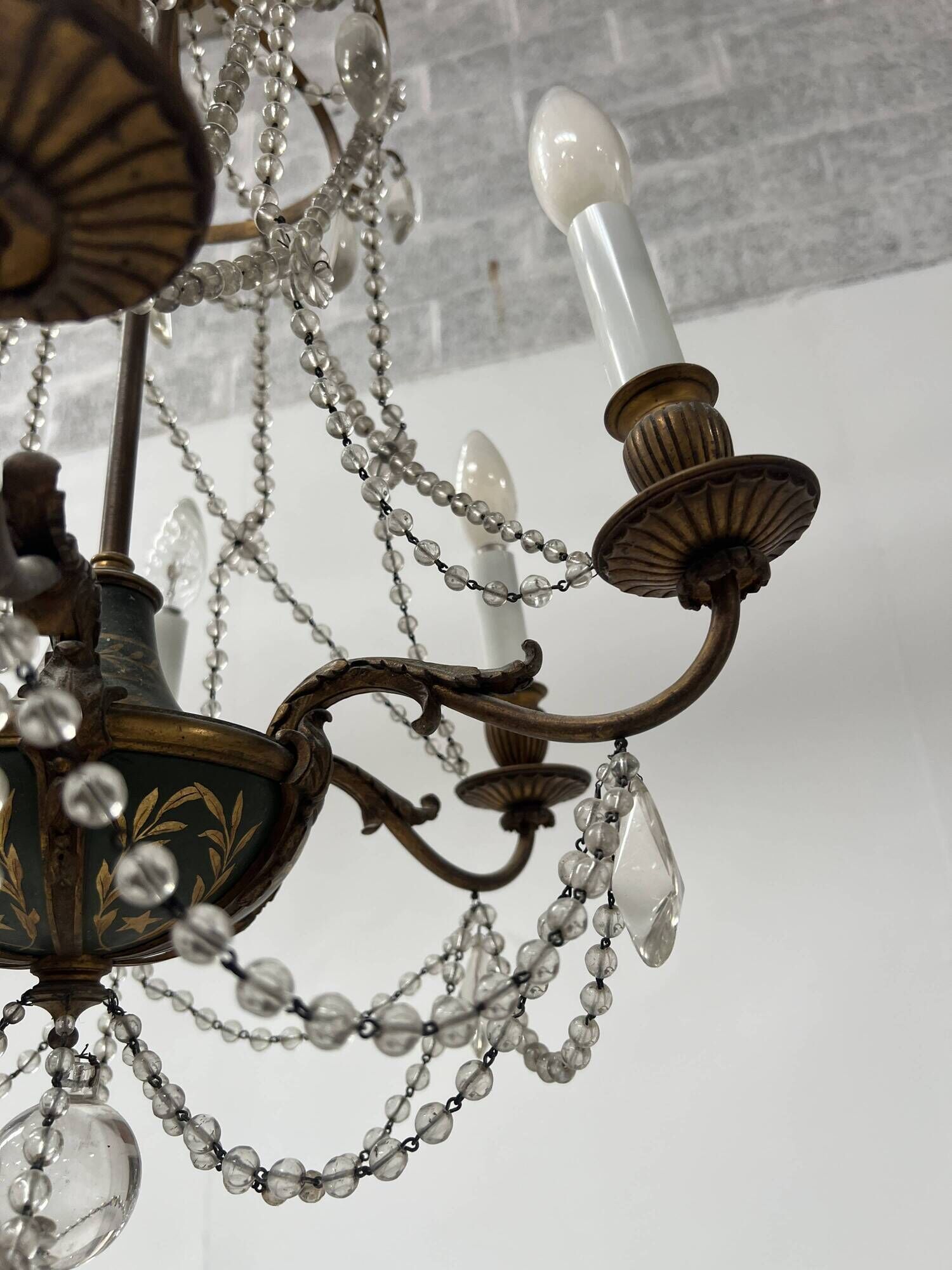 Louis XVI style chandelier with a pearl garland and painted tin, 20th century.