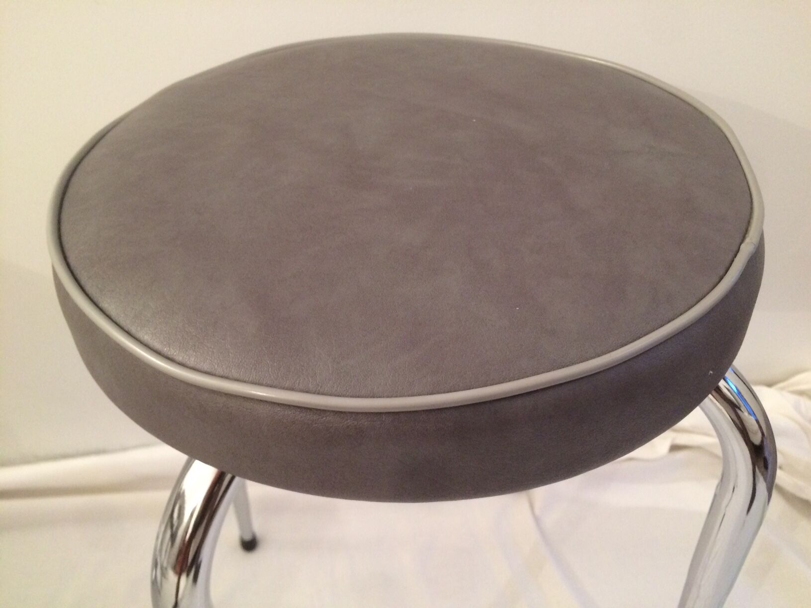 Table in white Formica, 3 chairs and 1 stool in gray leatherette