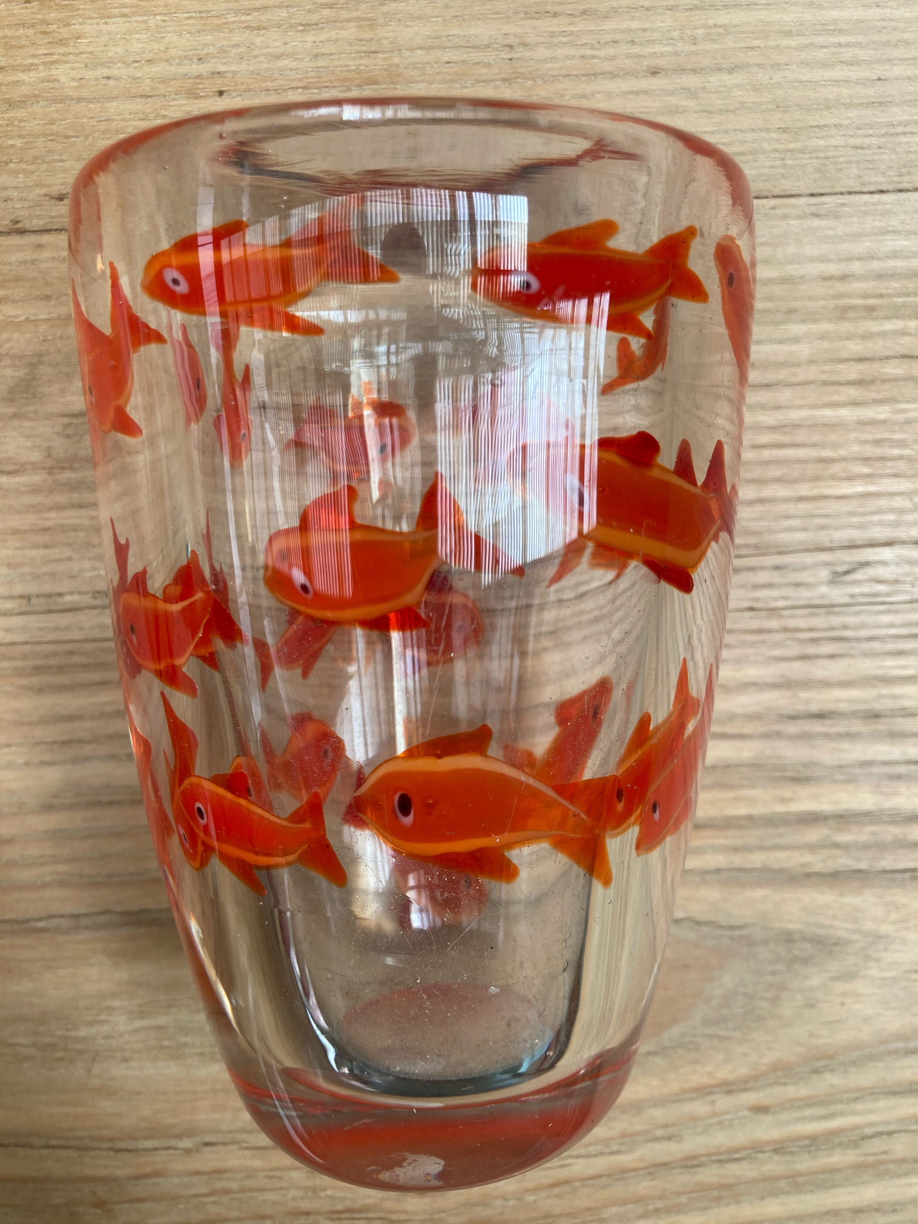 Vase en verre avec inclusions poissons