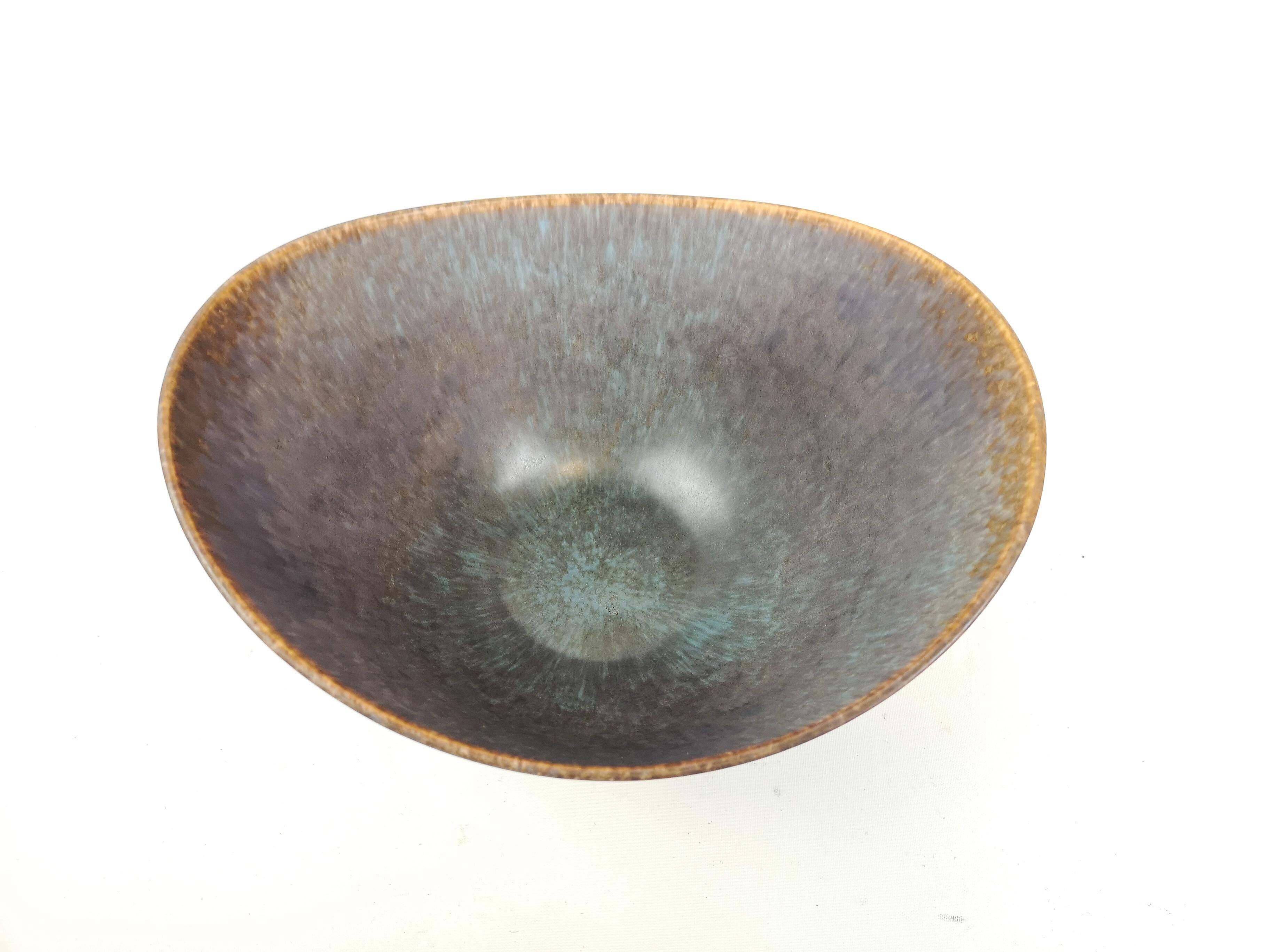 Large modern mid-century ceramic bowl Rörstrand AXK Gunnar Nylund, Sweden, 1950s.