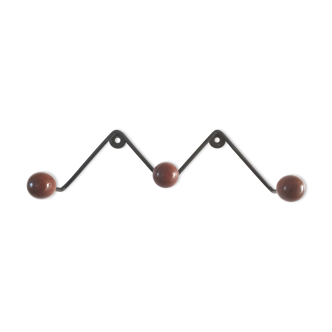 Porte manteau métal et 3 boules en bois vernies