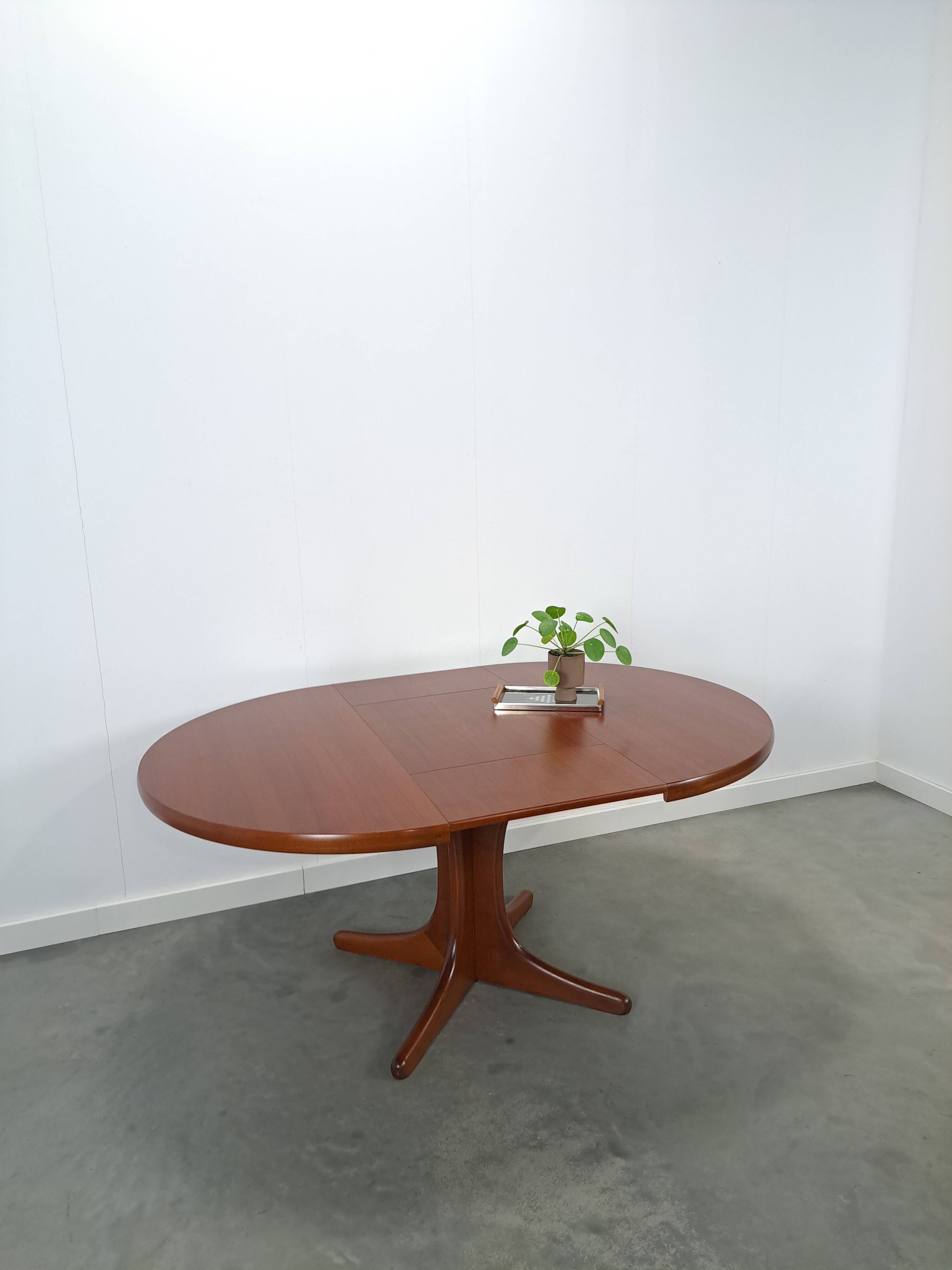 Rond ovaal teak uitschuifbare eettafel