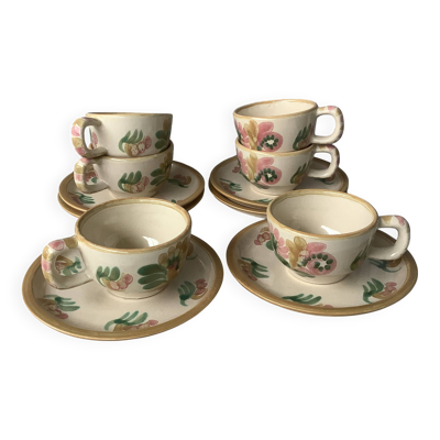 Tasses HB Henriot Quimper en grès, décor floral peint à main