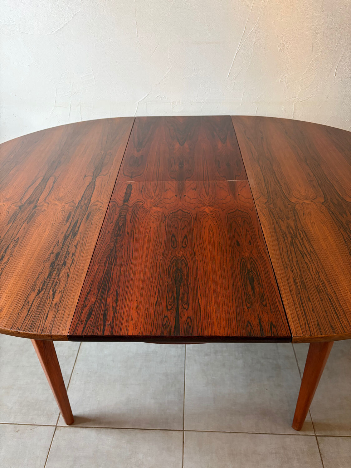 Extendable round table in Rio rosewood.
