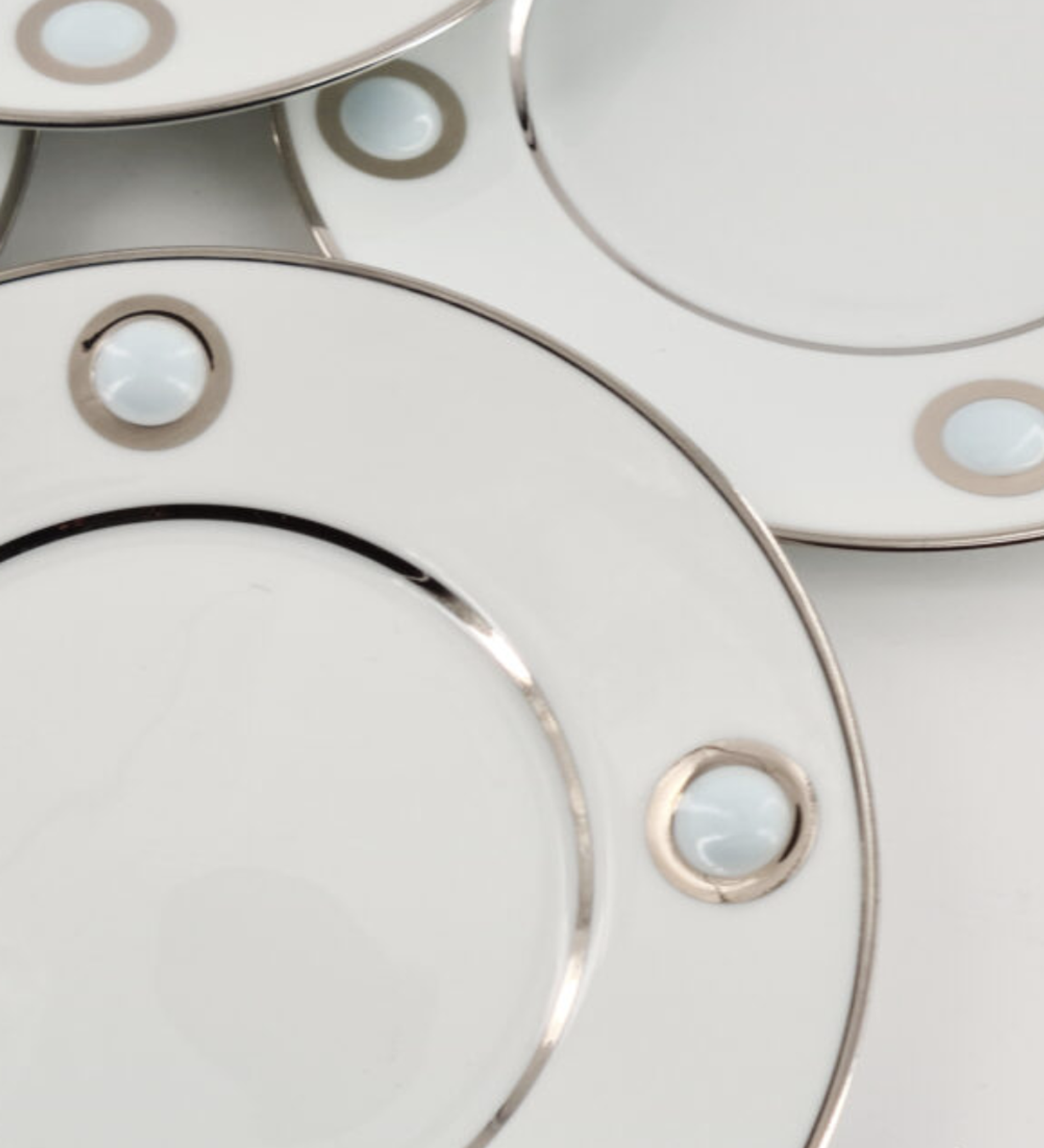Suite de 6 assiettes à dessert en porcelaine de Limoges