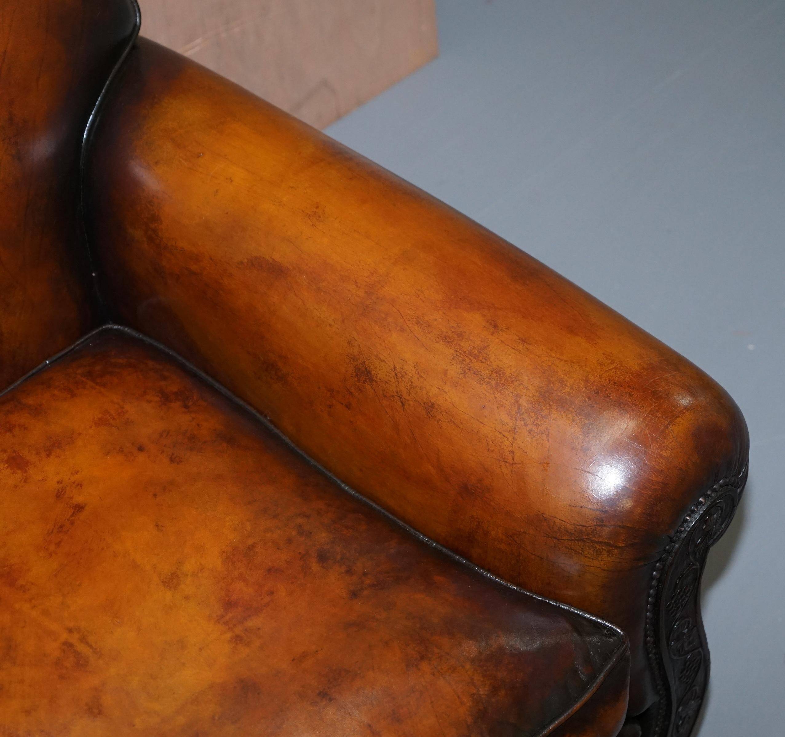 Two-seater canapé in aged leather, Victorian style.