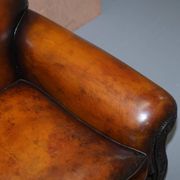 Two-seater canapé in aged leather, Victorian style.
