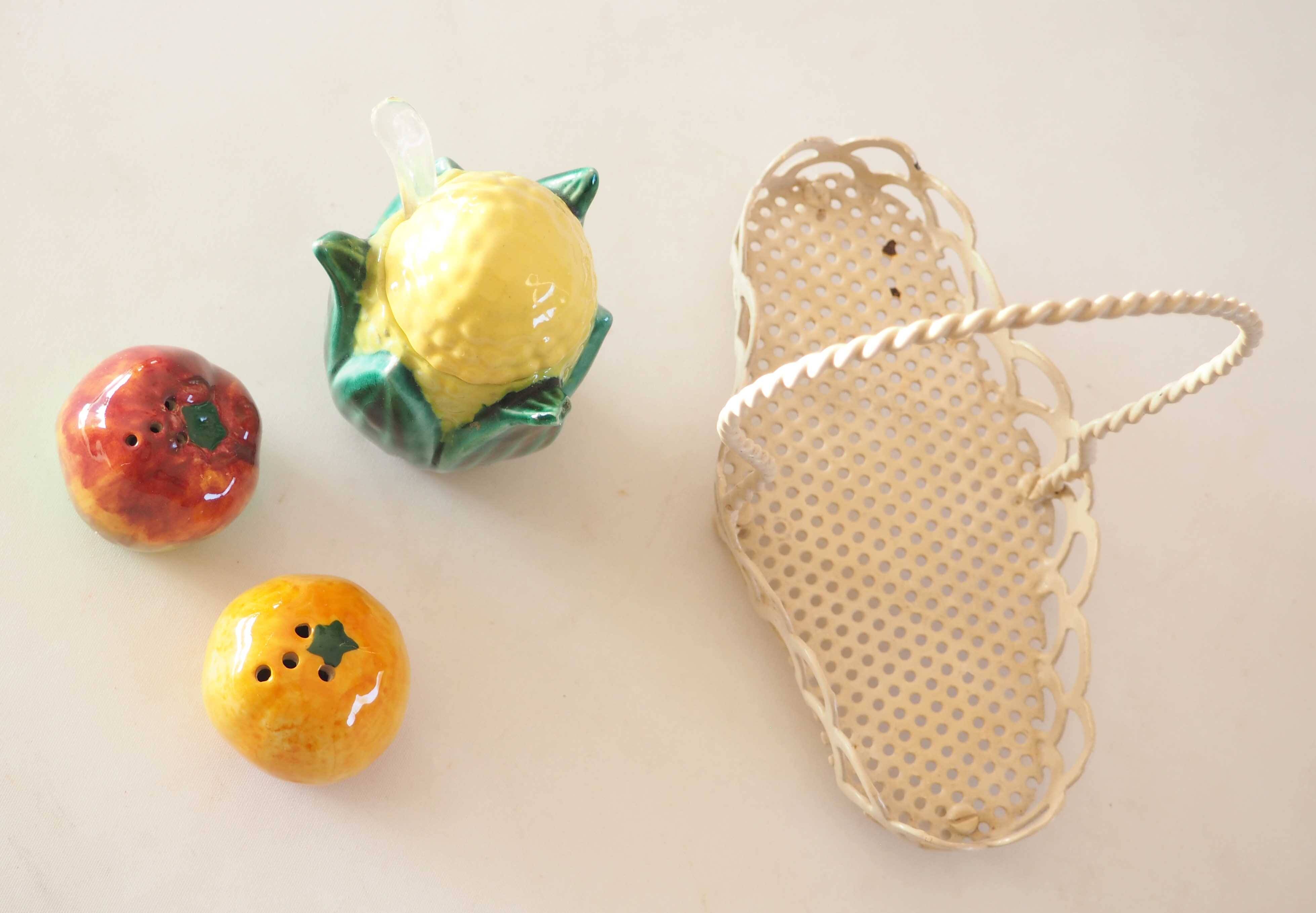 Salt and pepper set in slip and its basket