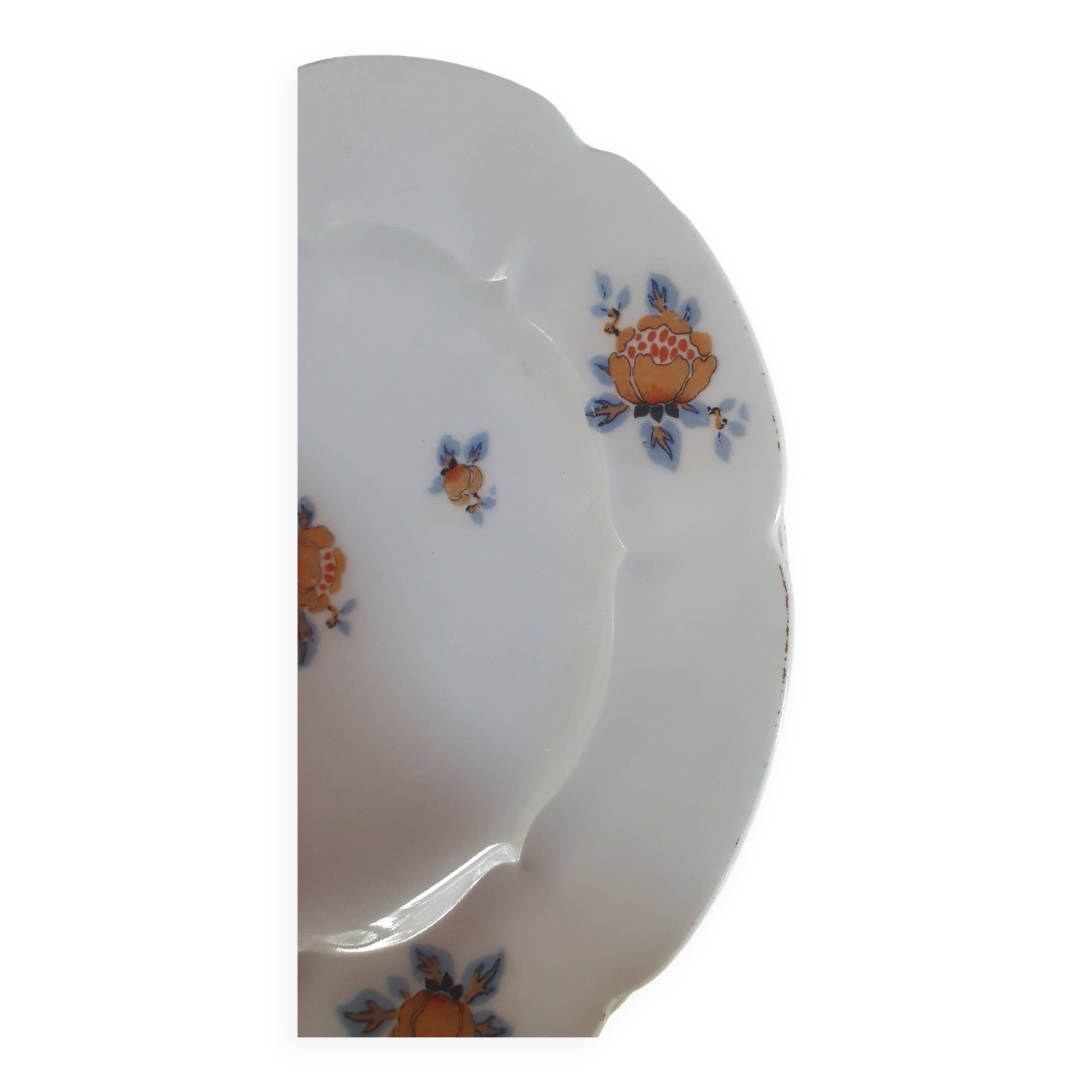set of 4 dessert plates in white Limoges porcelain with flowers, the edge of one is different