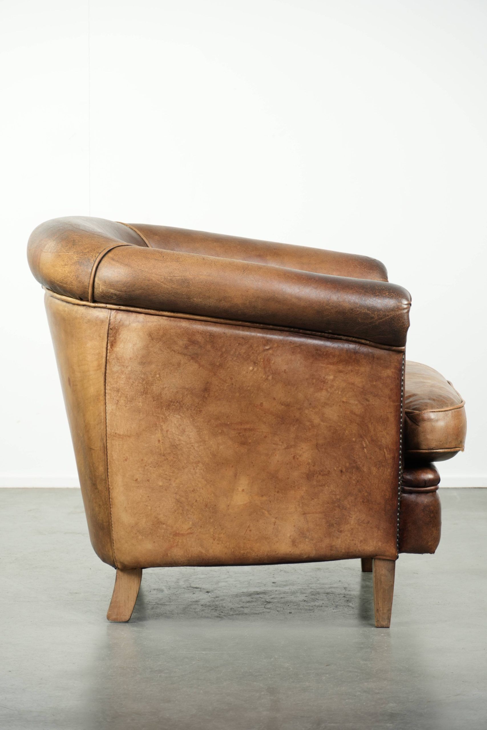 Fauteuil club en cuir de mouton vintage