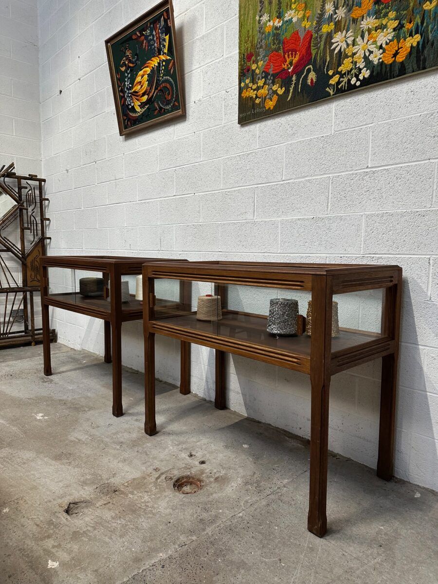 Paires de vitrines de style art déco en acajou années 60 avec portes coulissantes