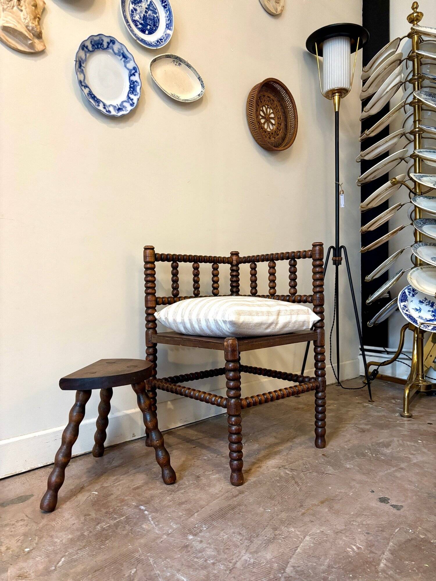Chaise de coin en bois tourné