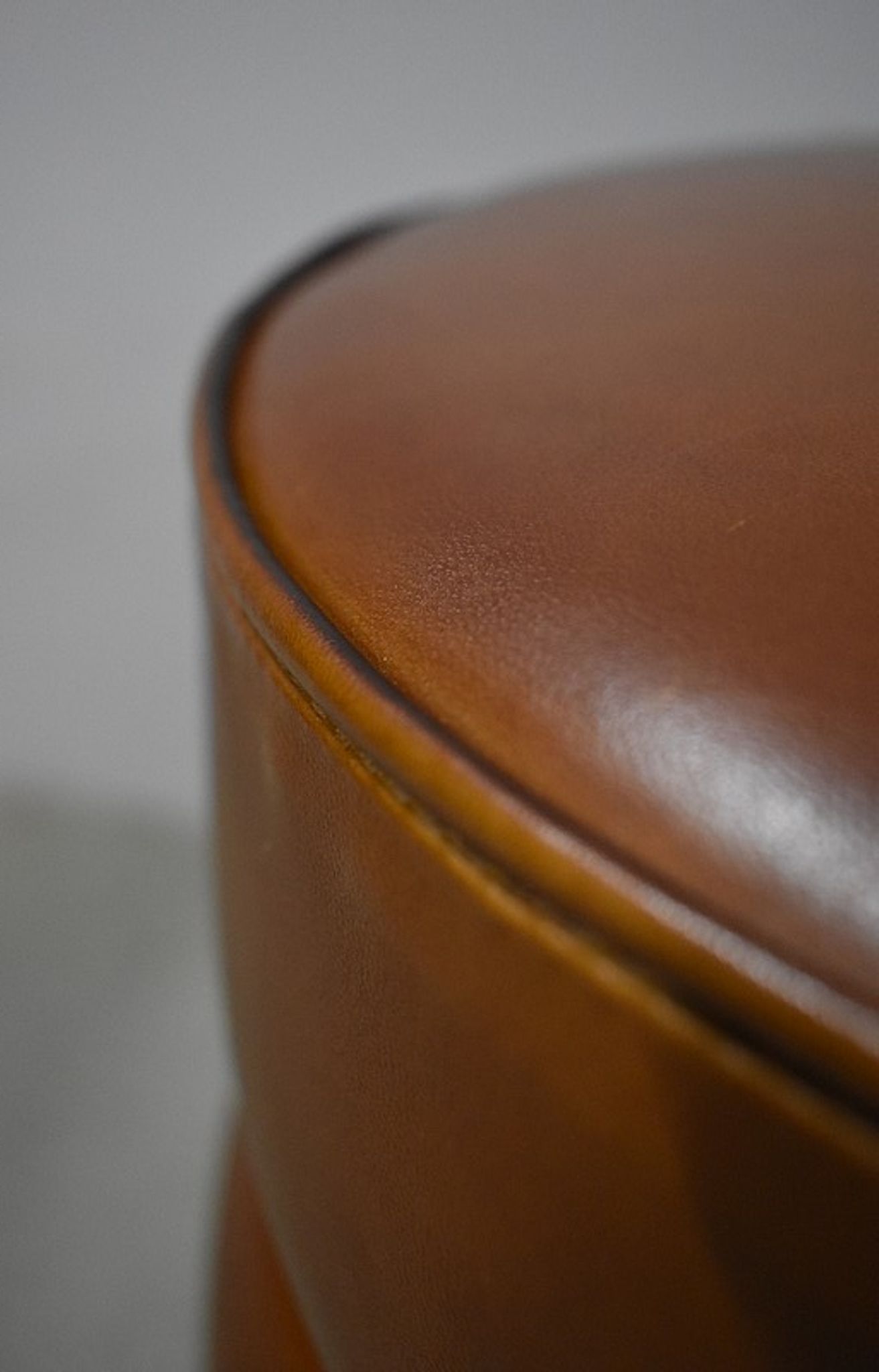 Sheep leather pouf