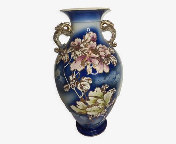 Vase en faïence avec décor de fleurs