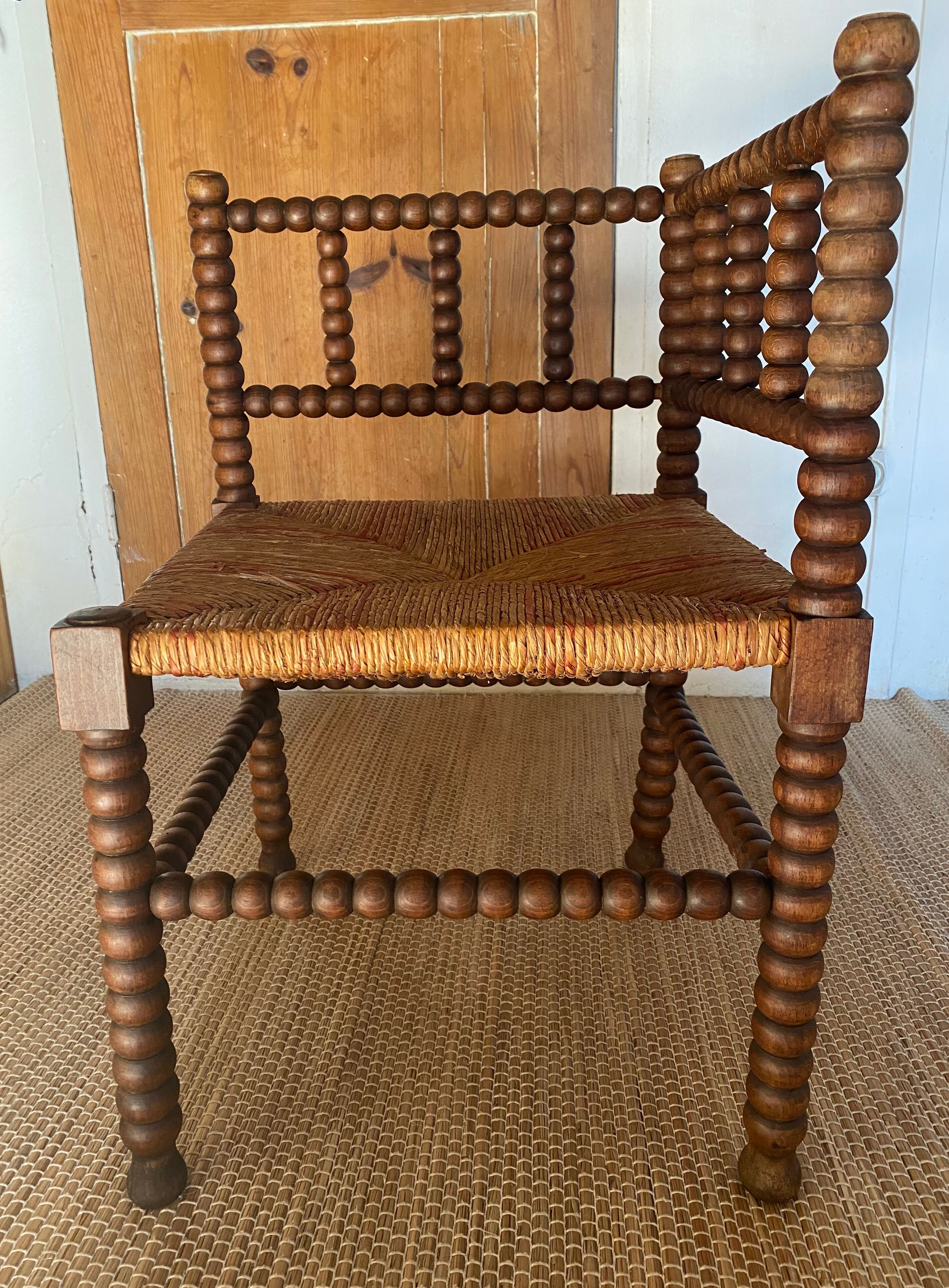 Corner chair made of wood and straw