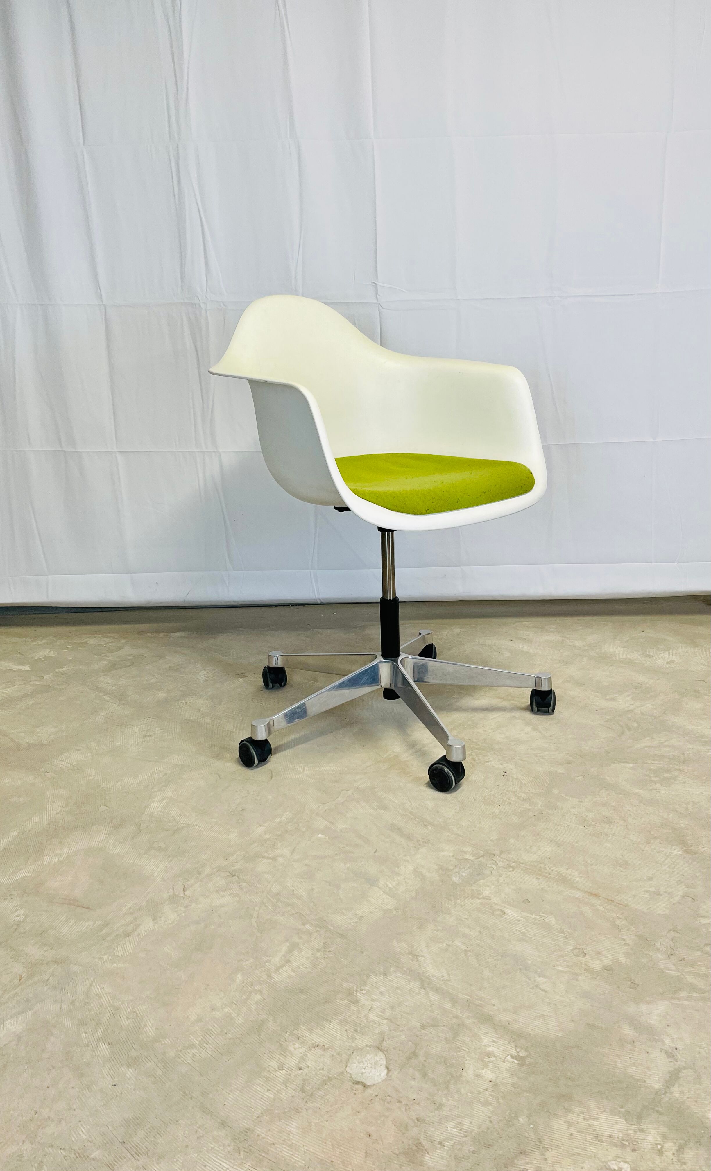 Fauteuil plastic armchair de Charles et Ray Eames édition Vitra