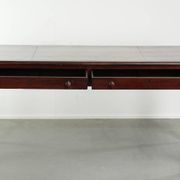 Bureau d'écriture anglais ancien de la fin du 19e siècle avec une couleur chaude.
