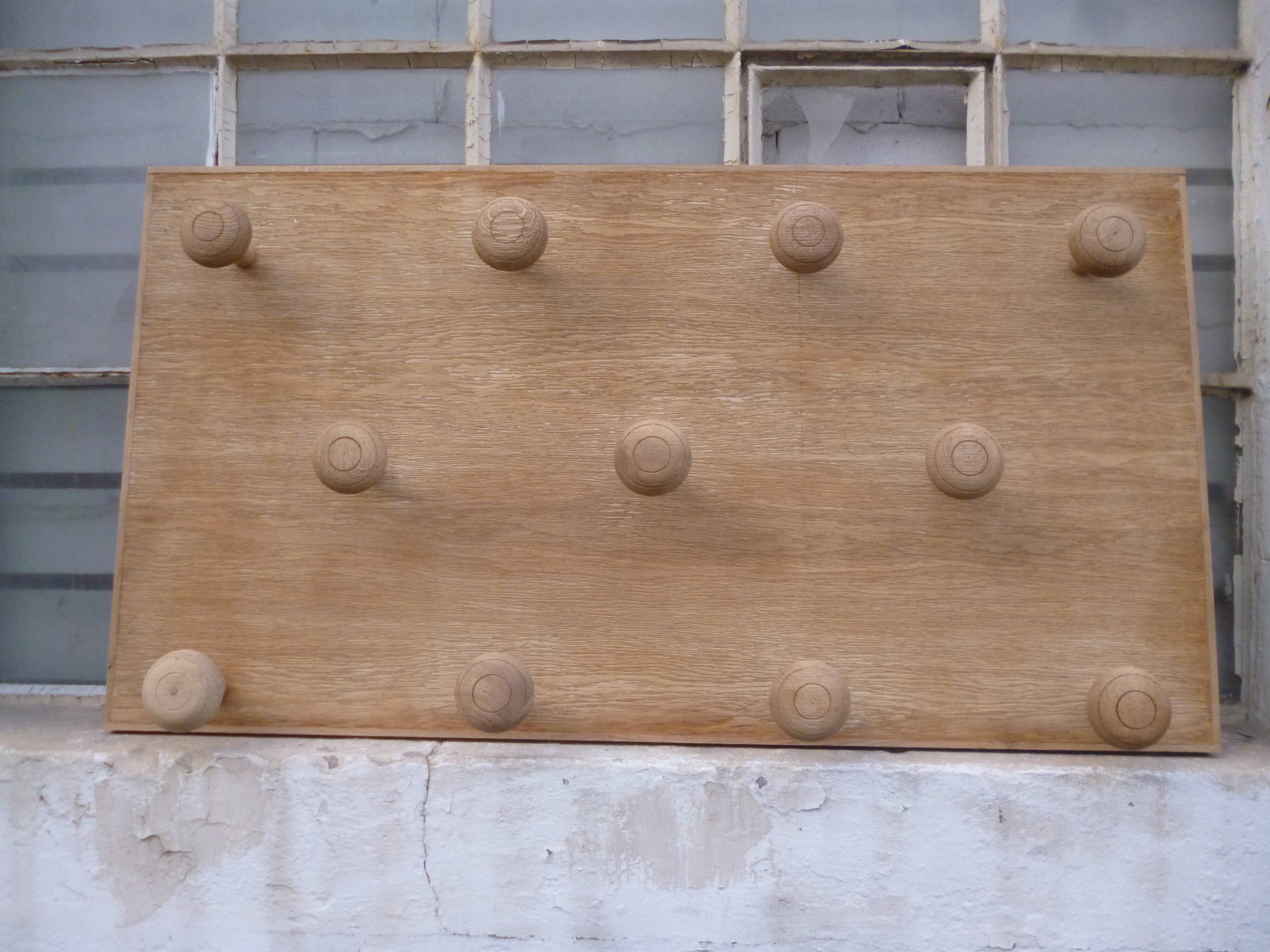 Wall coat rack in oak.