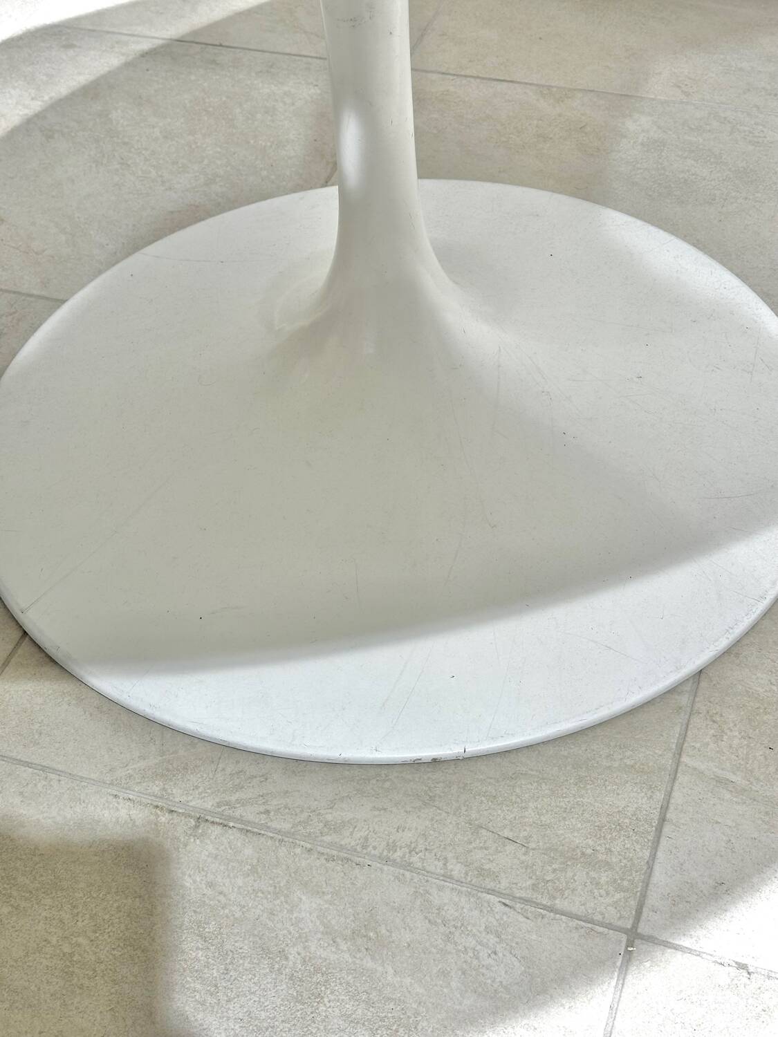 Knoll Tulip Table 137 cm in marble