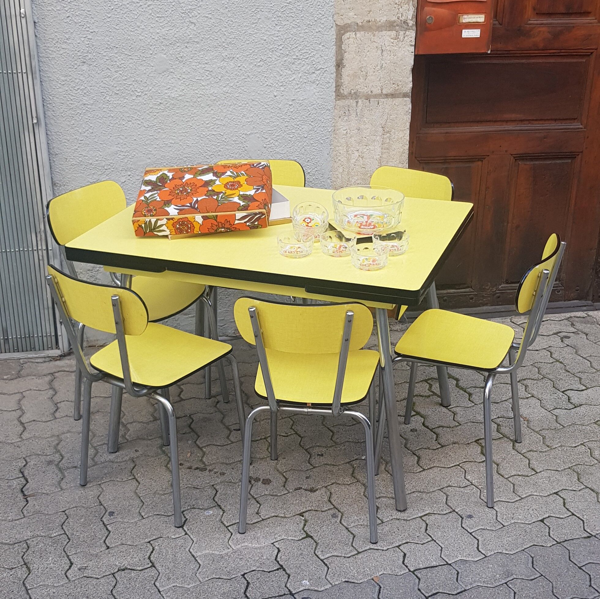 Table and 6 formica chair