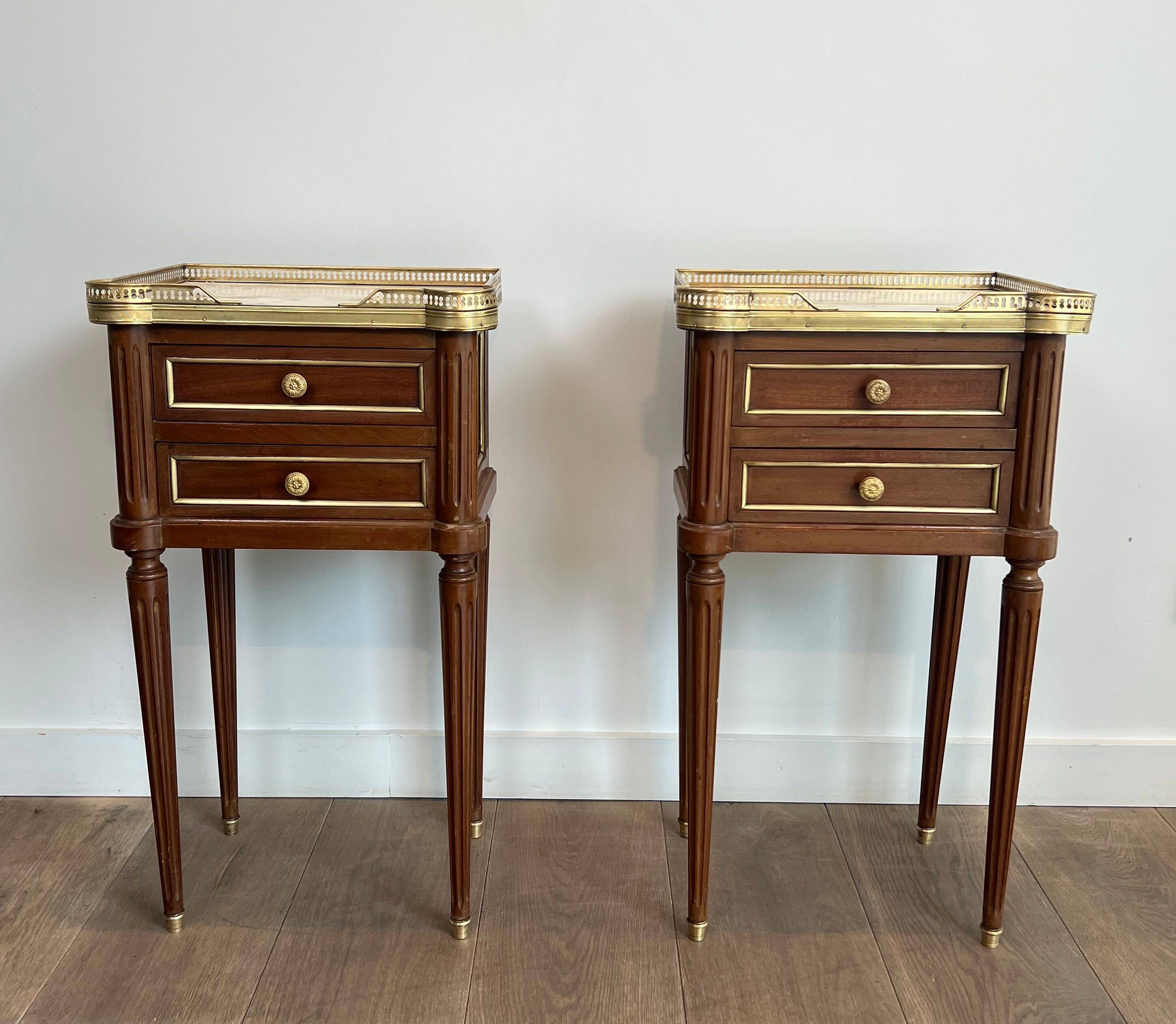 Pair of mahogany and brass side tables or bedside tables with Carrara marble tops.