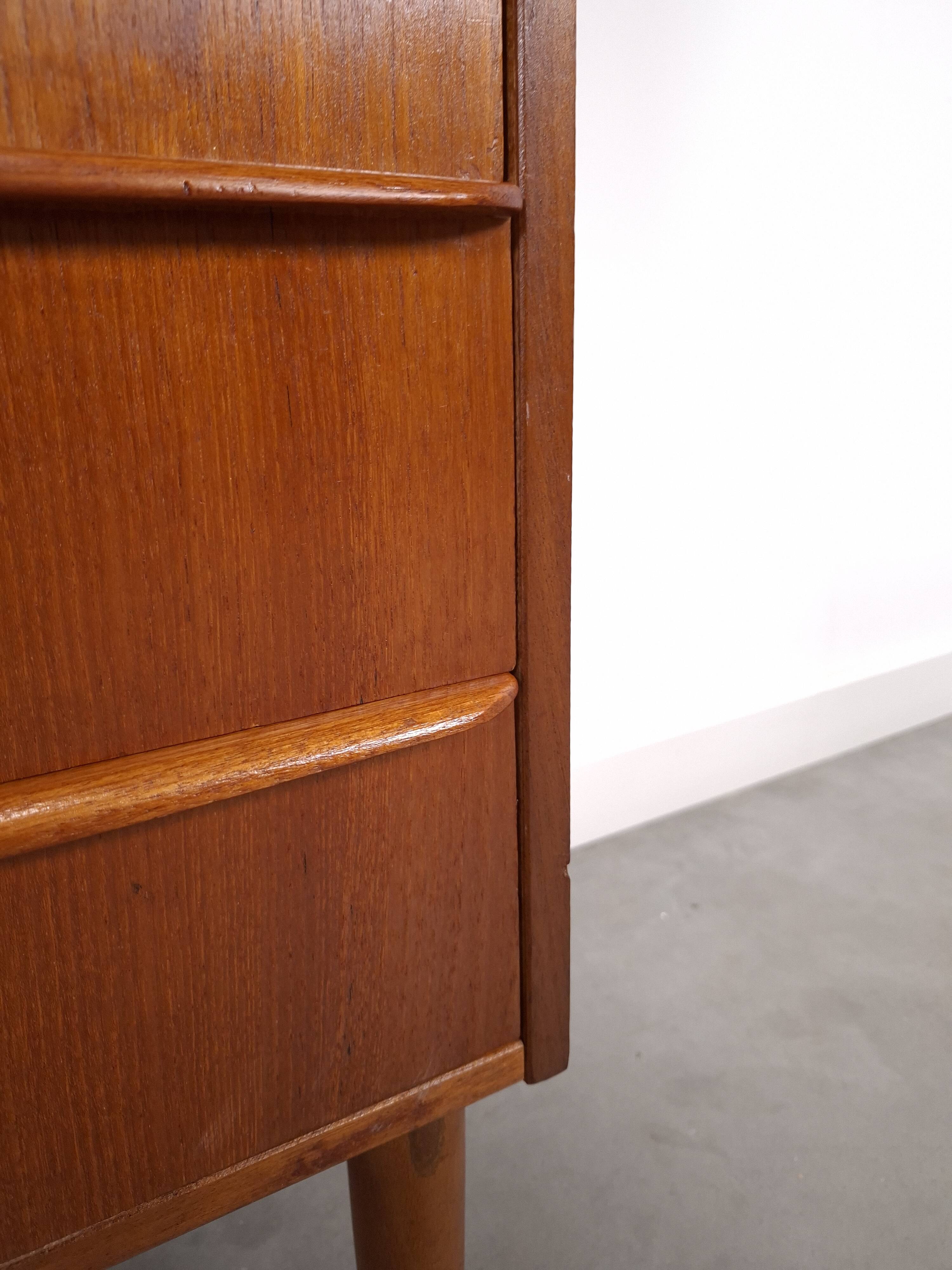 Commode en teck en provenance du Danemark avec 6 tiroirs.