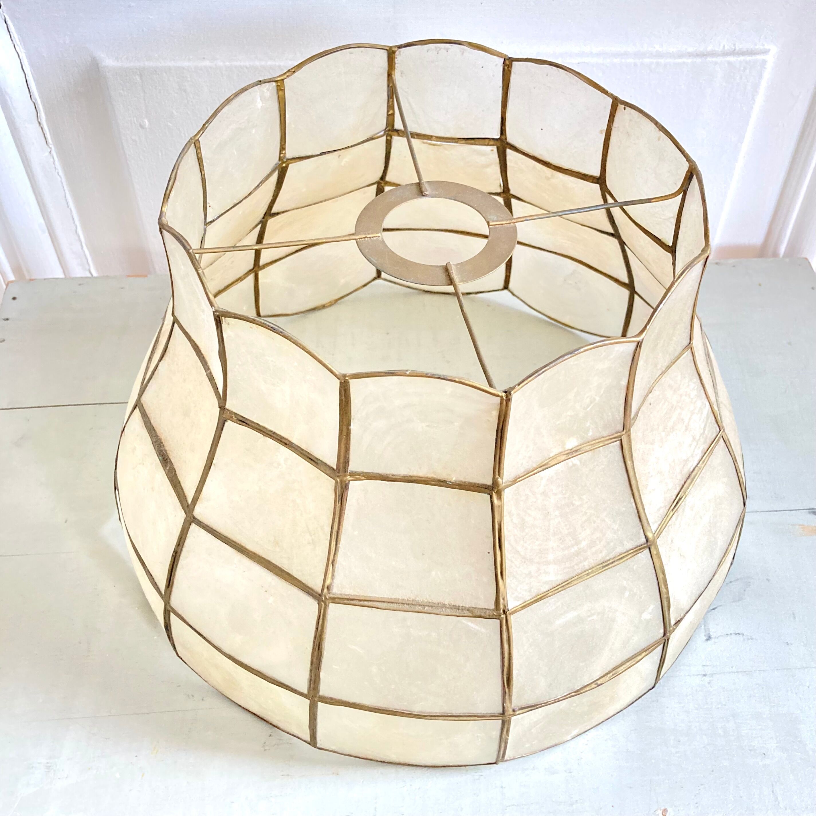 Mother-of-pearl and brass suspension