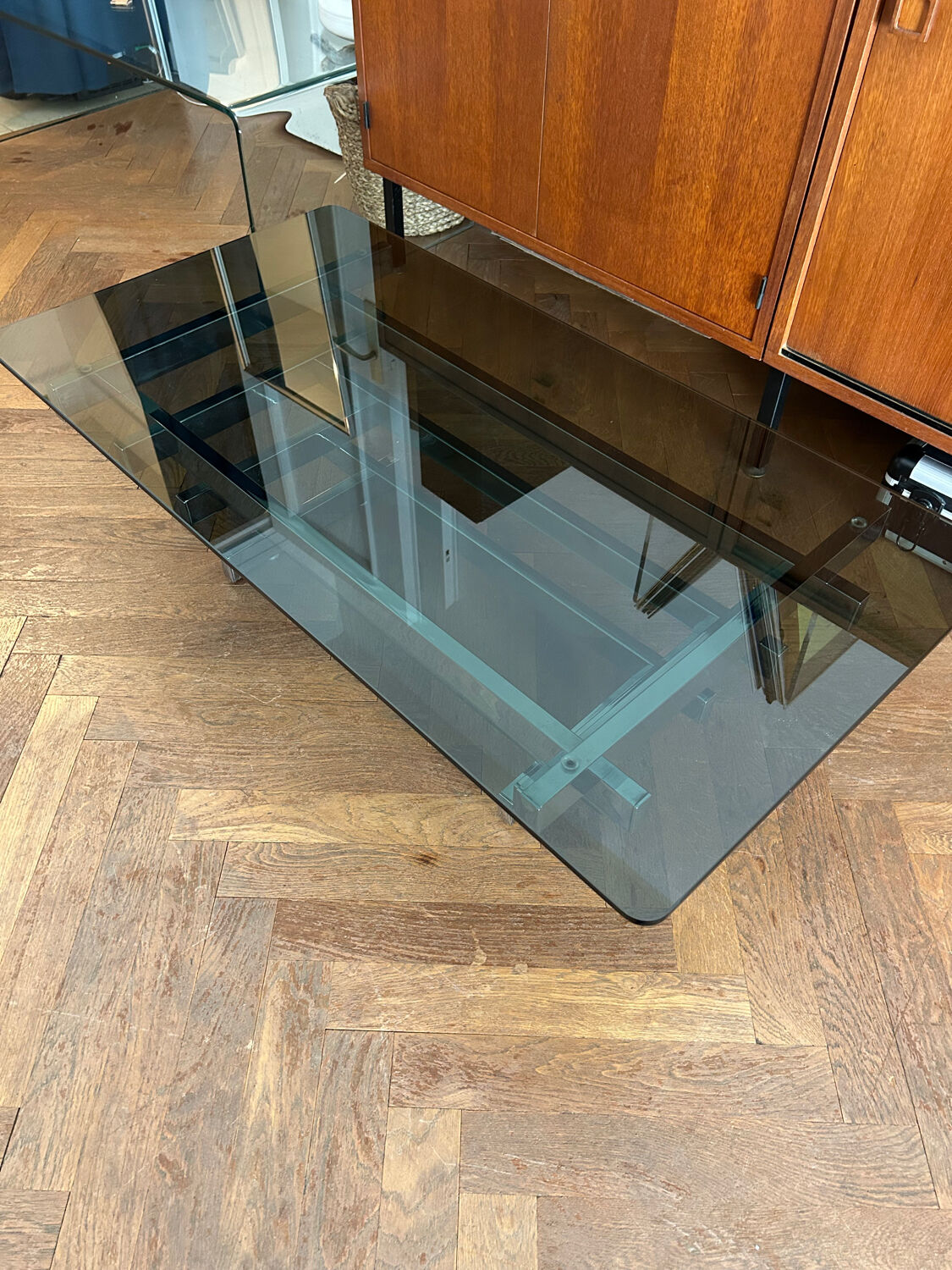70s design coffee table in rectangular glass with chrome legs.