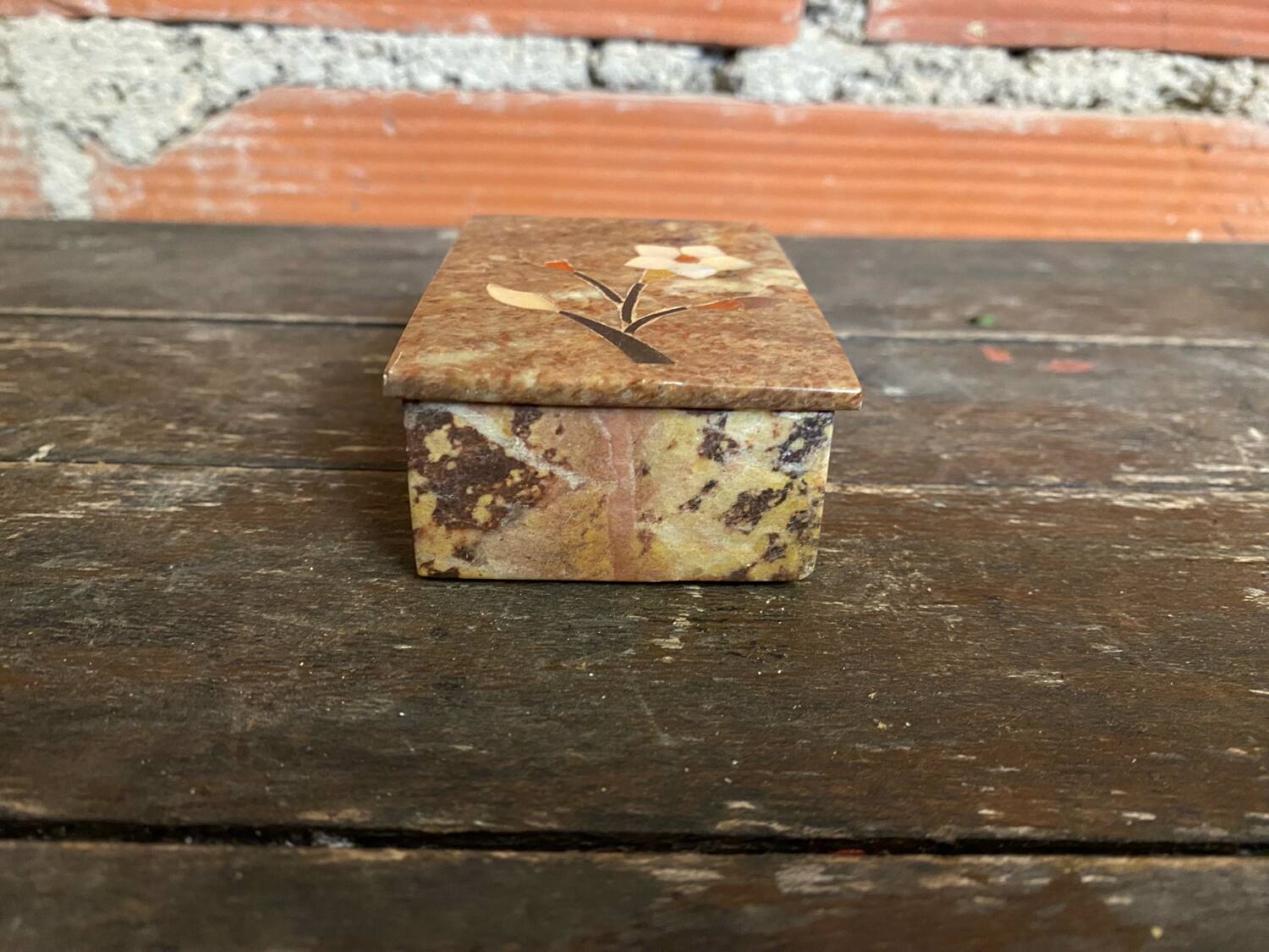 Boite ancienne en stéatite à décor de fleurs incrustées en nacre