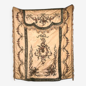 Bedspread converted into silk door with rich decorations embroidered in cinnamon, nineteenth