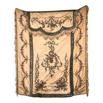 Dessus de lit converti en portière en soie à riches décors brodés en cannetille, XIXe