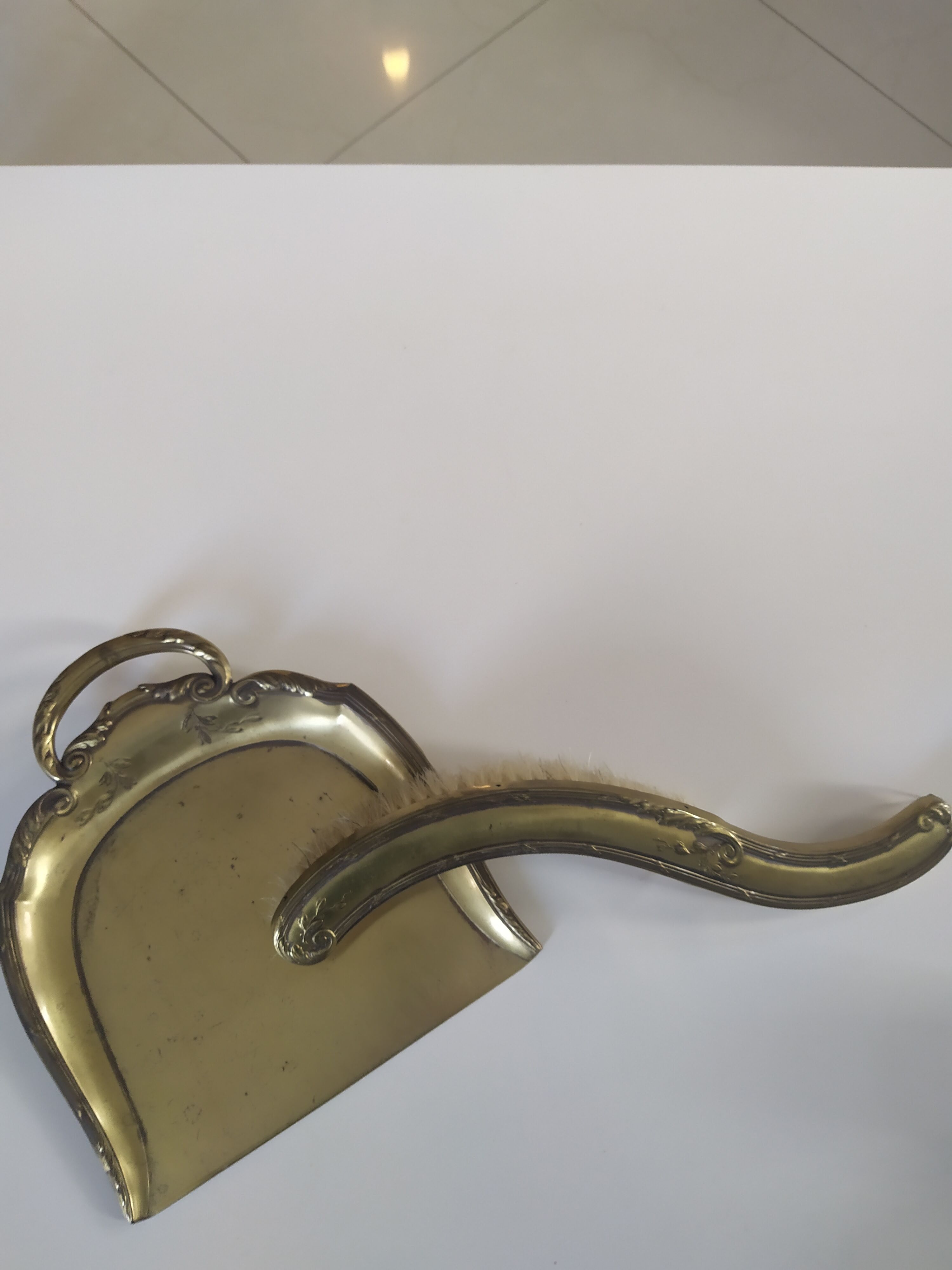 Tray picks up crumbs and brush