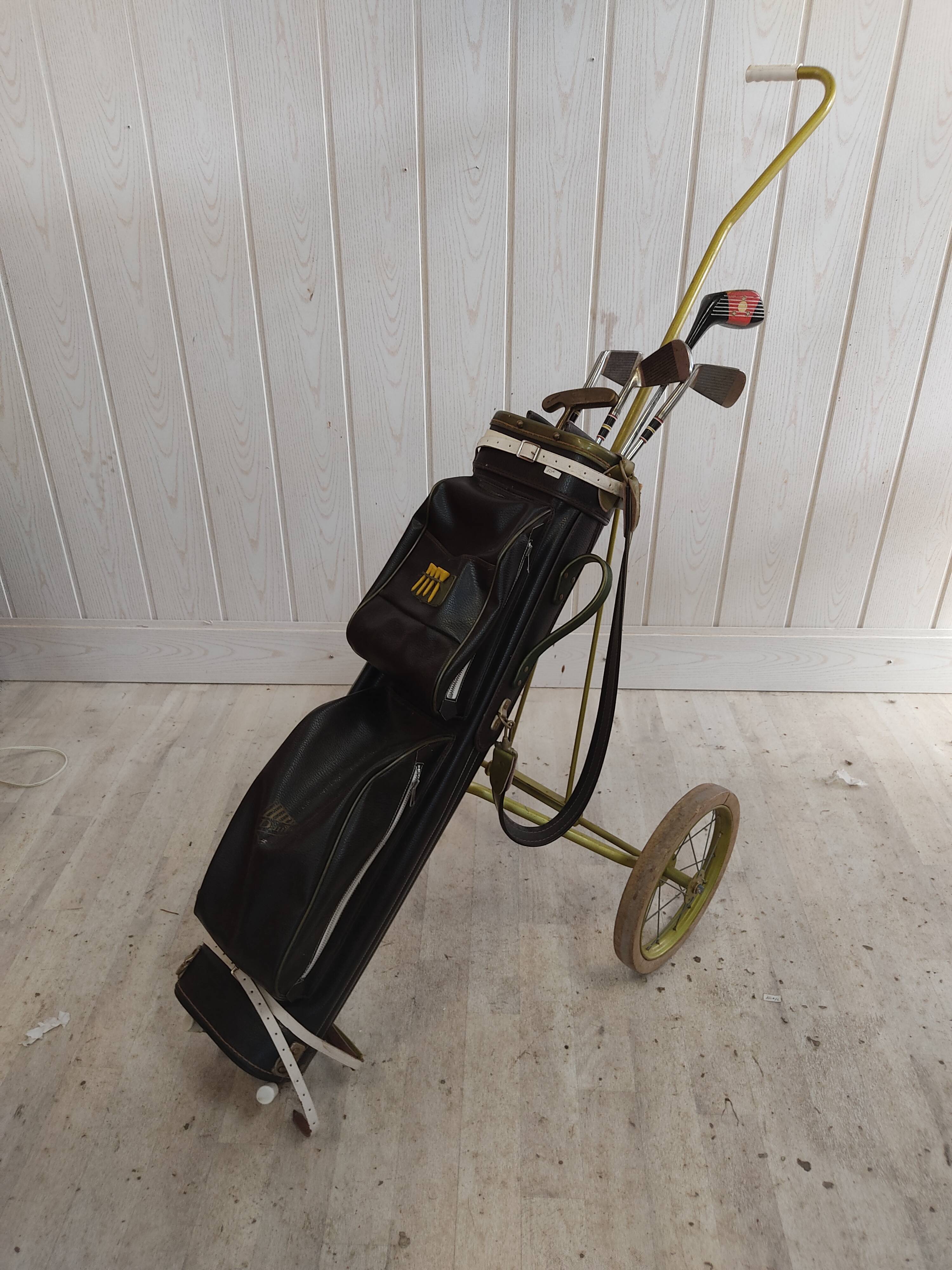 Chariot, sac et clubs de golf vintage