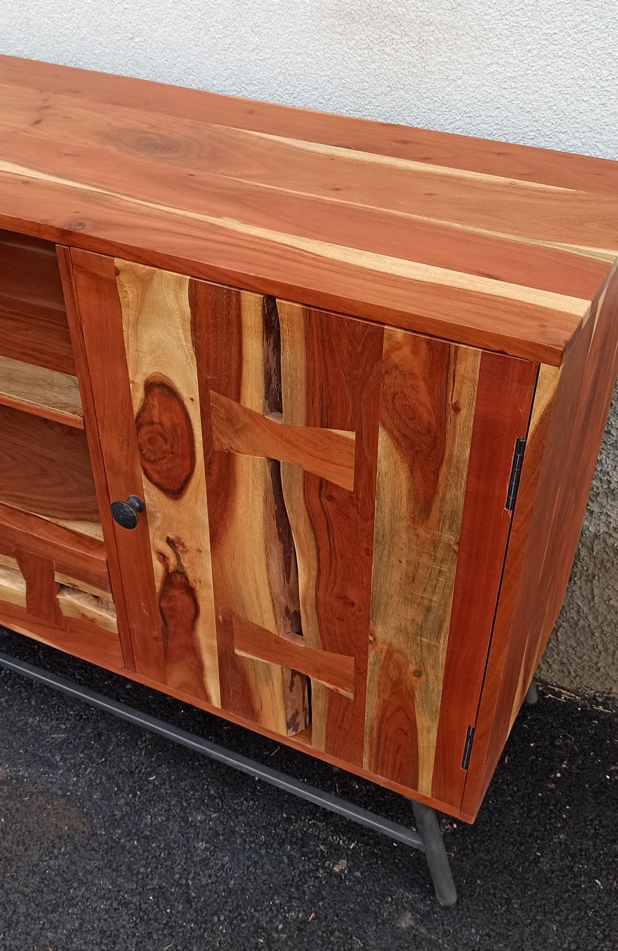 Buffet en bois avec deux portes, un tiroir et deux niches