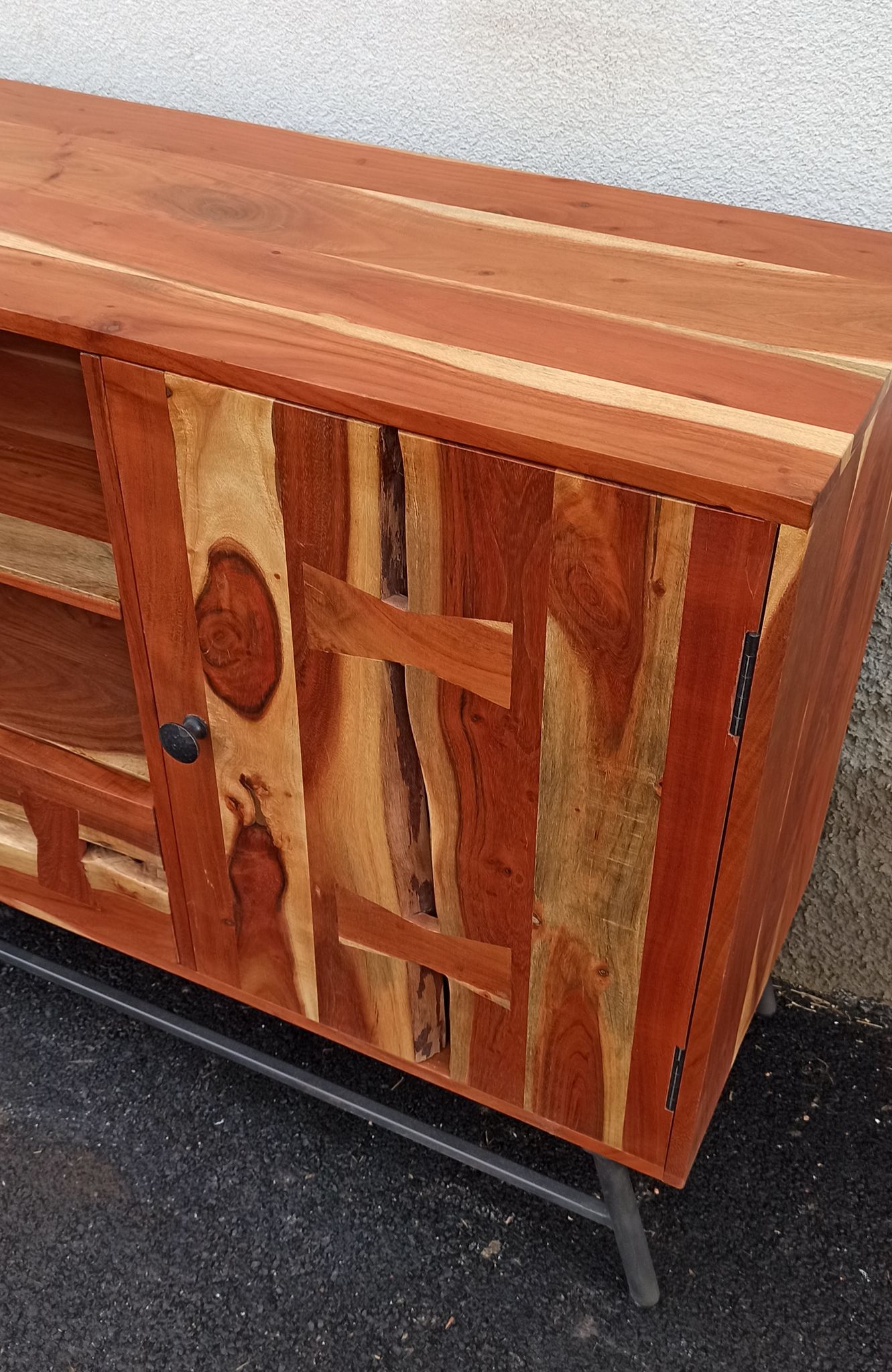 Buffet en bois avec deux portes, un tiroir et deux niches