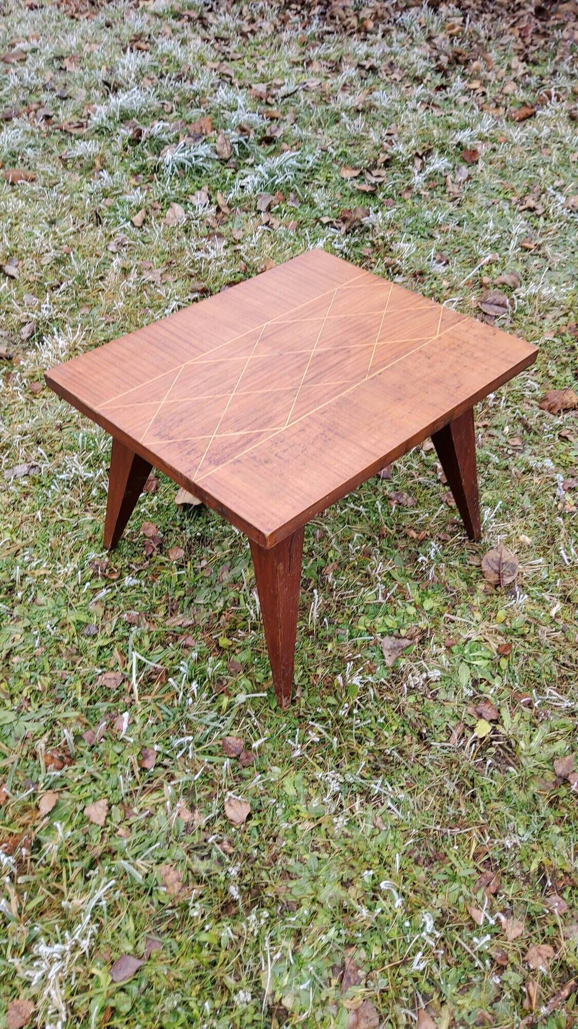 Coffee table of the 50s in blond mahogany inlaid compass feet