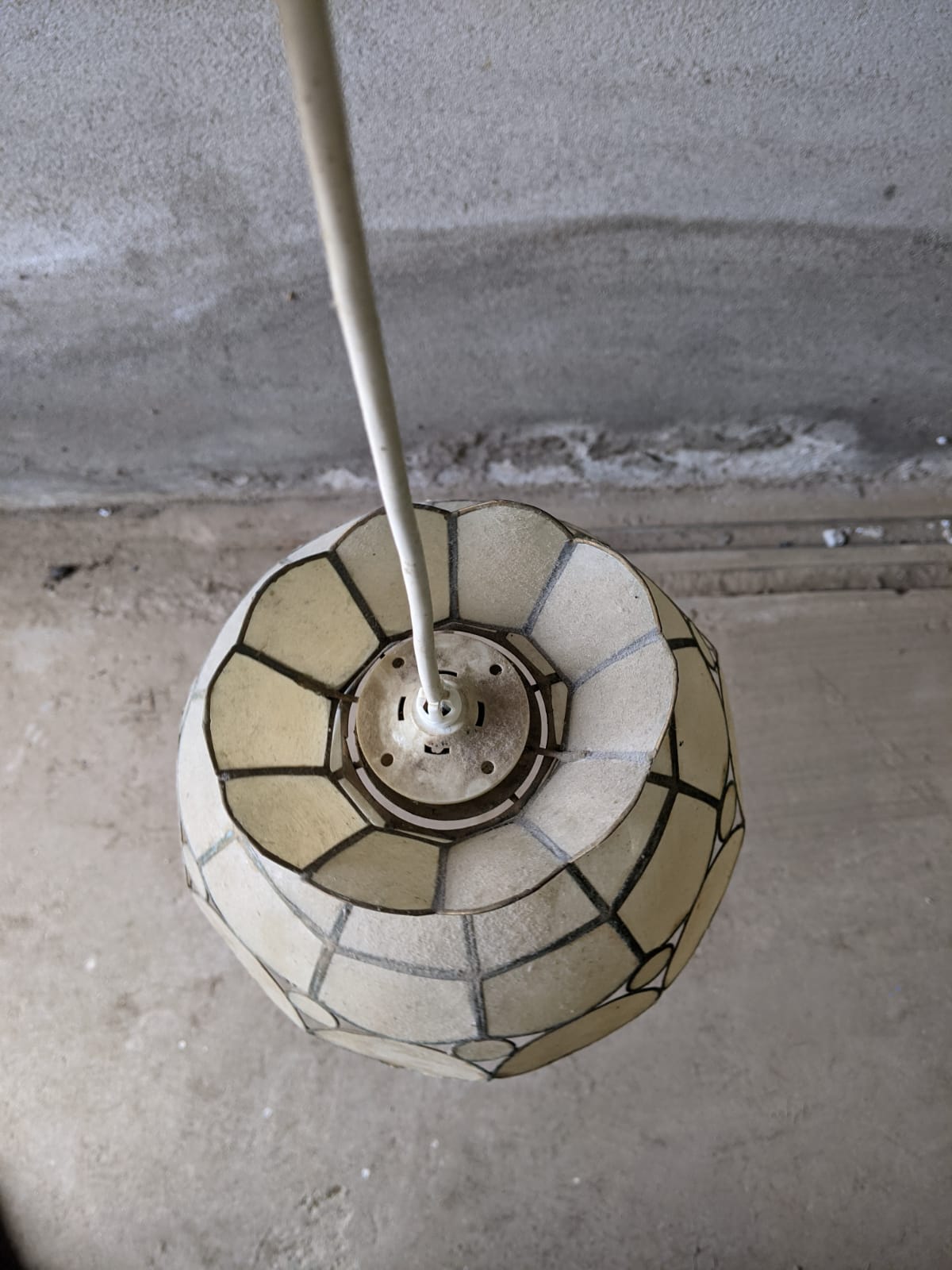 Suspension in mother-of-pearl and brass flower shape