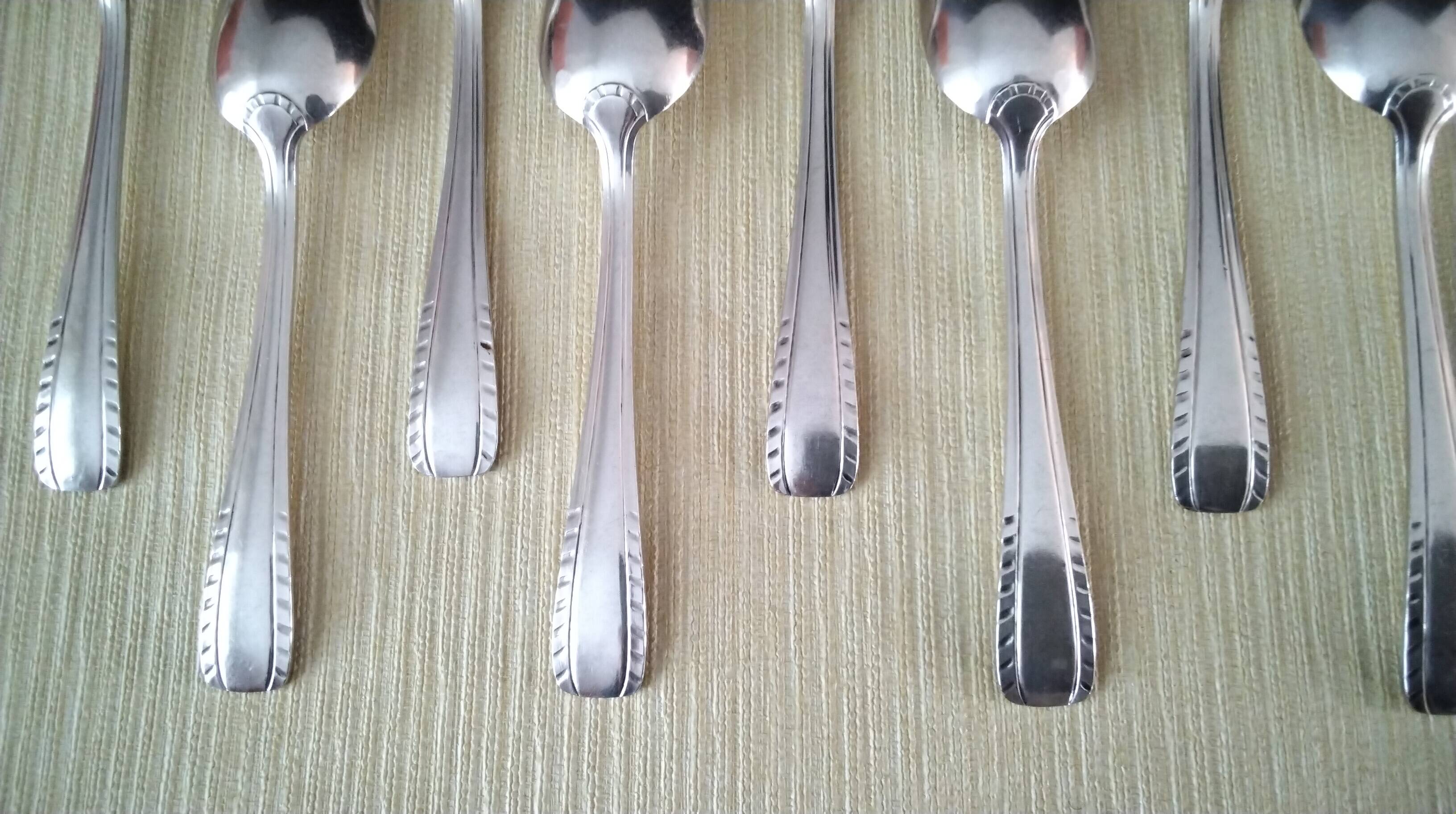 9 Silver-plated metal teaspoons, 18g