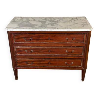 Commode Louis XVI en acajou et perlés de laiton, marbre arabescato, XVIIIème siècle