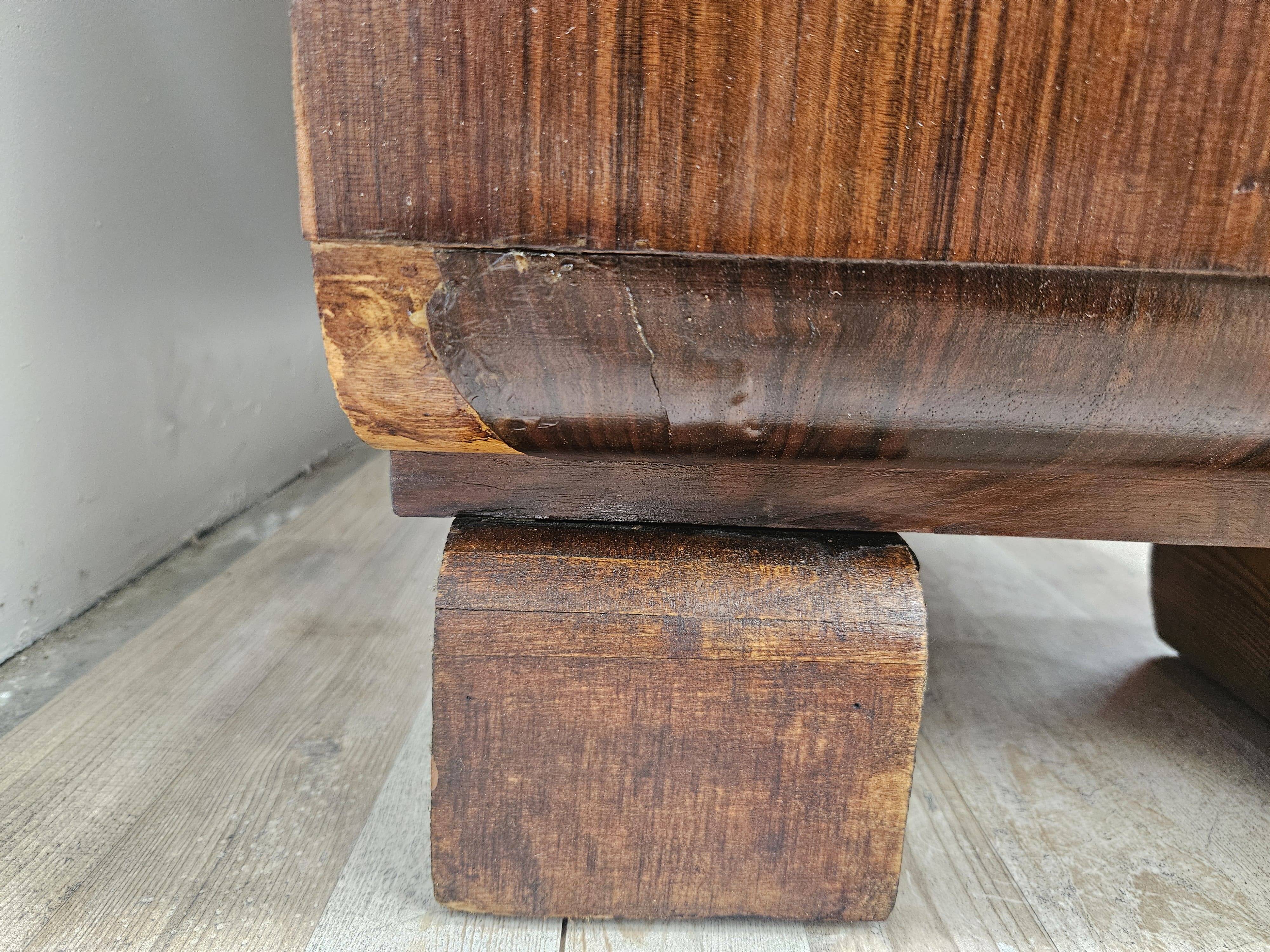 Vitrine Art Déco des années 1930 en noyer et racine de noyer