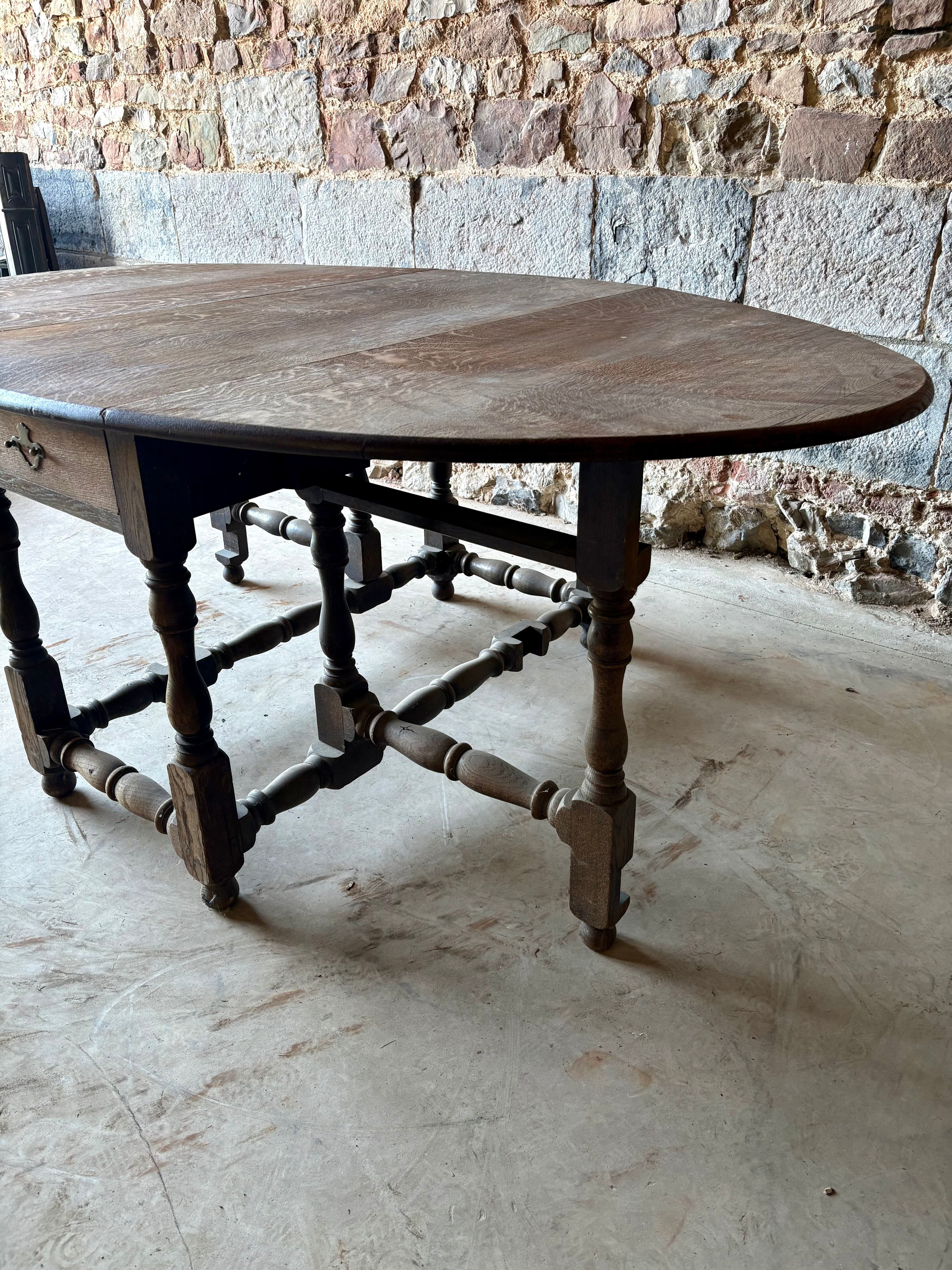 Large drop-leaf table in solid oak – English country style.