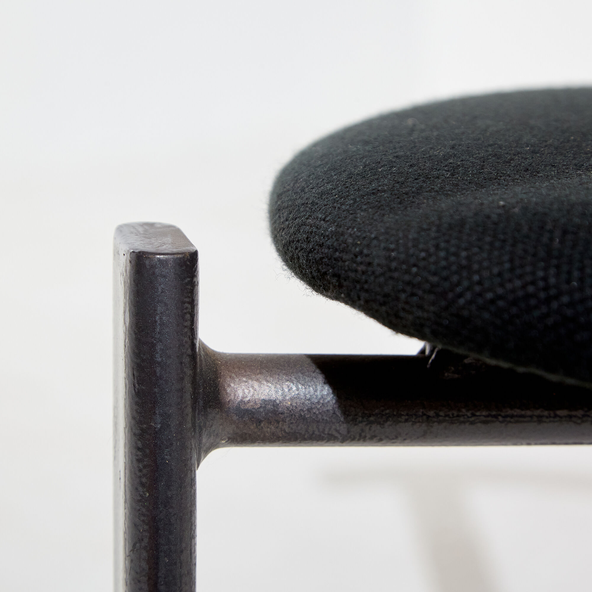 Chaise à cadre métallique de style postmoderne