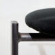 Chaise à cadre métallique de style postmoderne