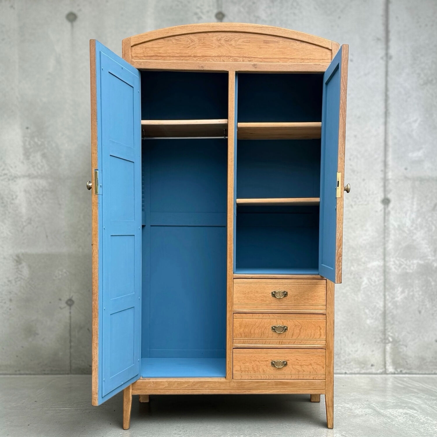Parisian hotel wardrobe in solid raw oak, 1920.