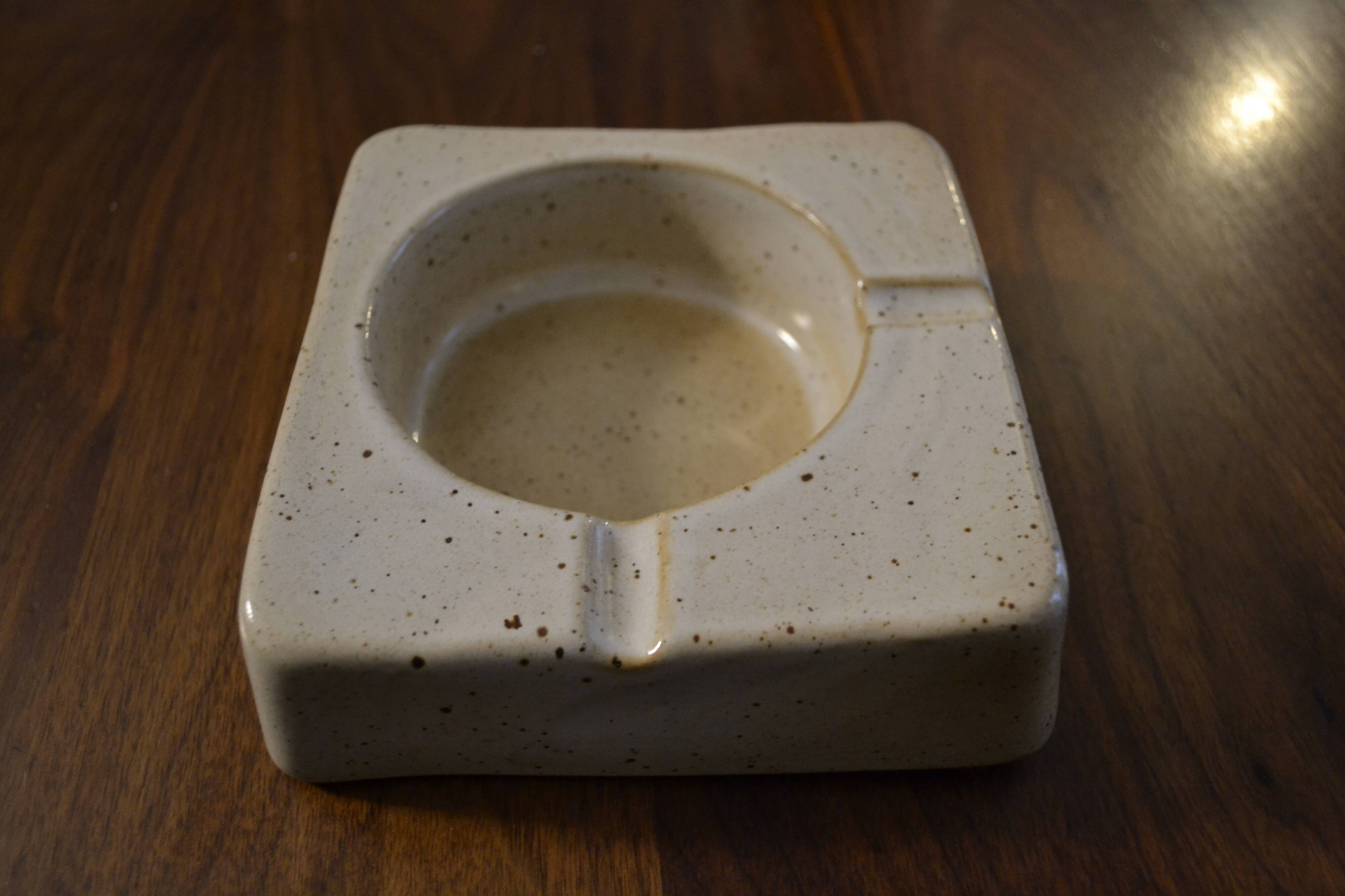 Square ashtray sandstone of the marsh