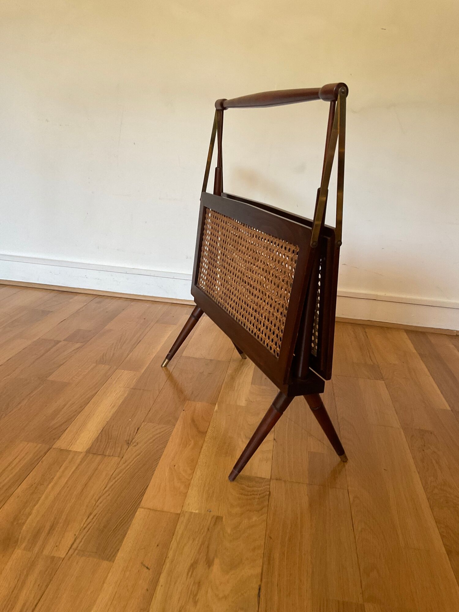 Foldable magazine holder in mahogany cannage and brass