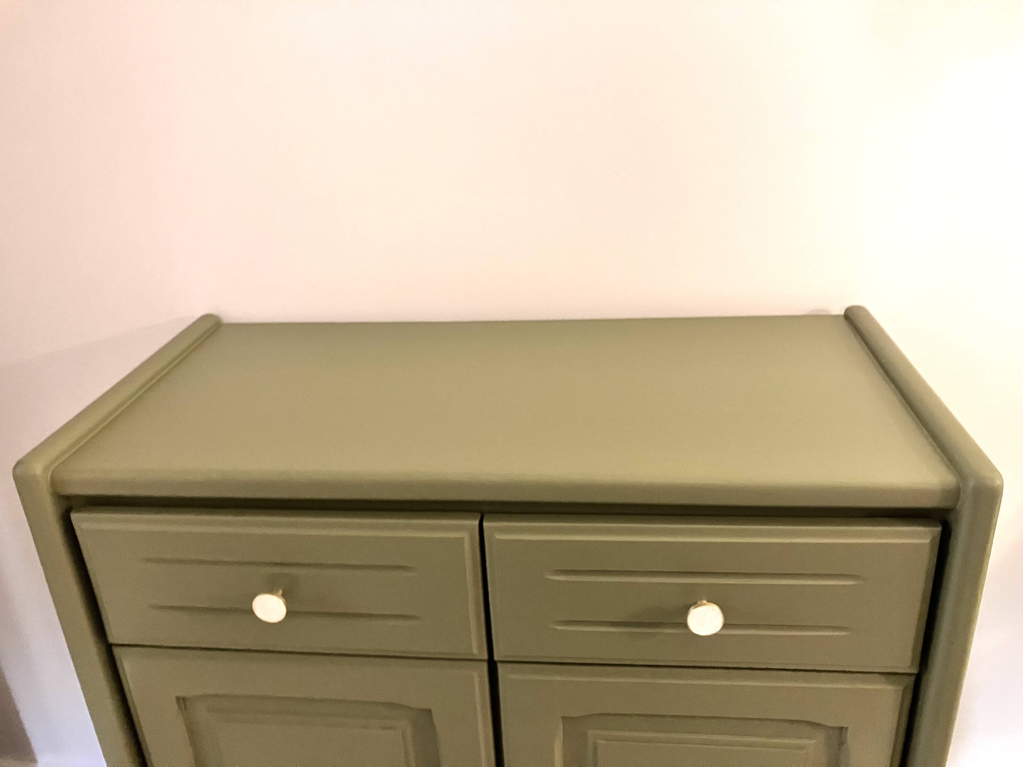 Wooden chest of drawers