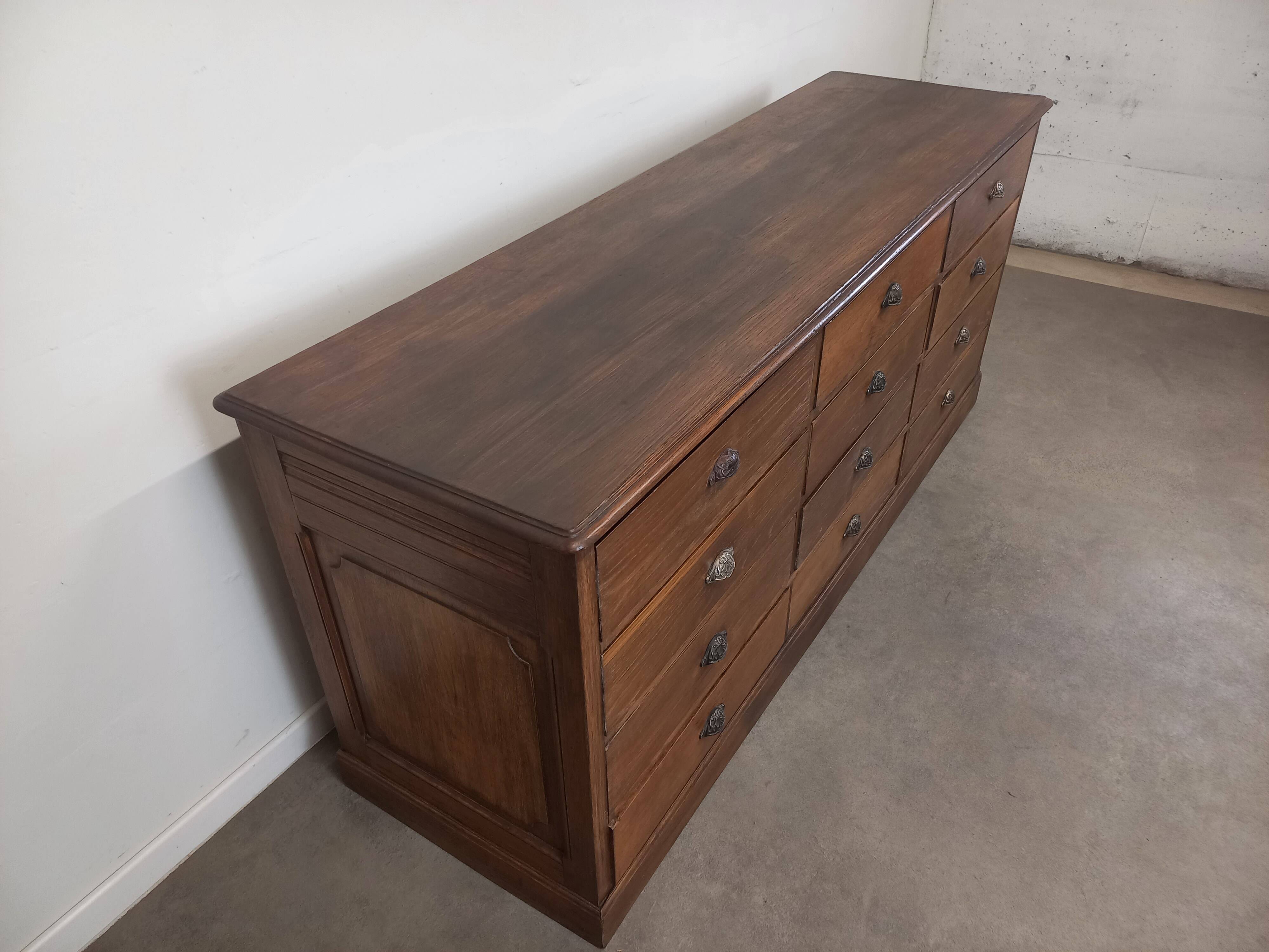 Banque de magasin à tiroirs en chêne