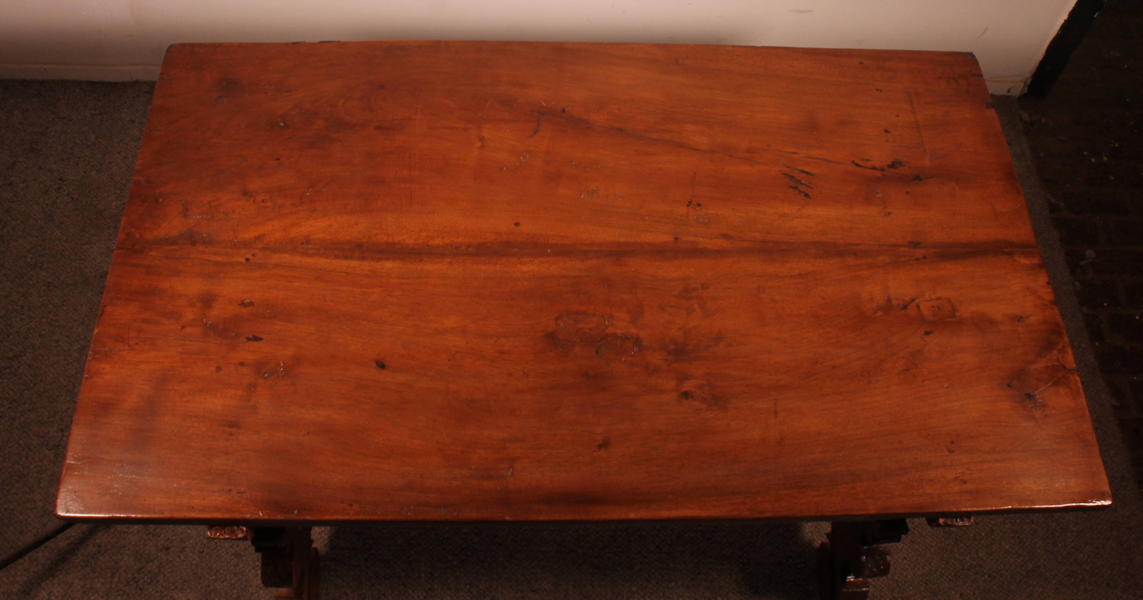 Spanish Renaissance Table In Blond Walnut - 17th Century