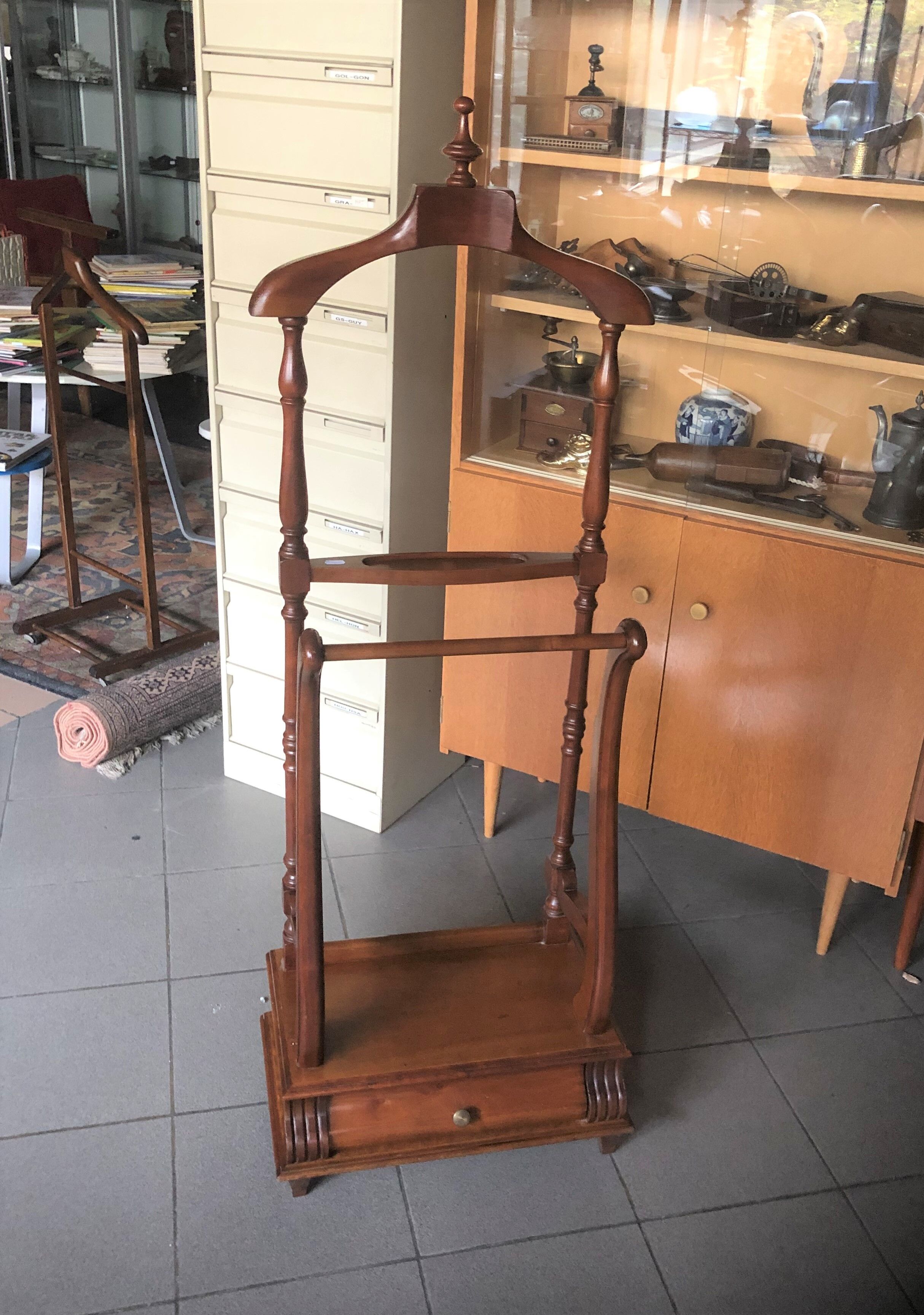 Servant Oak Room Valet